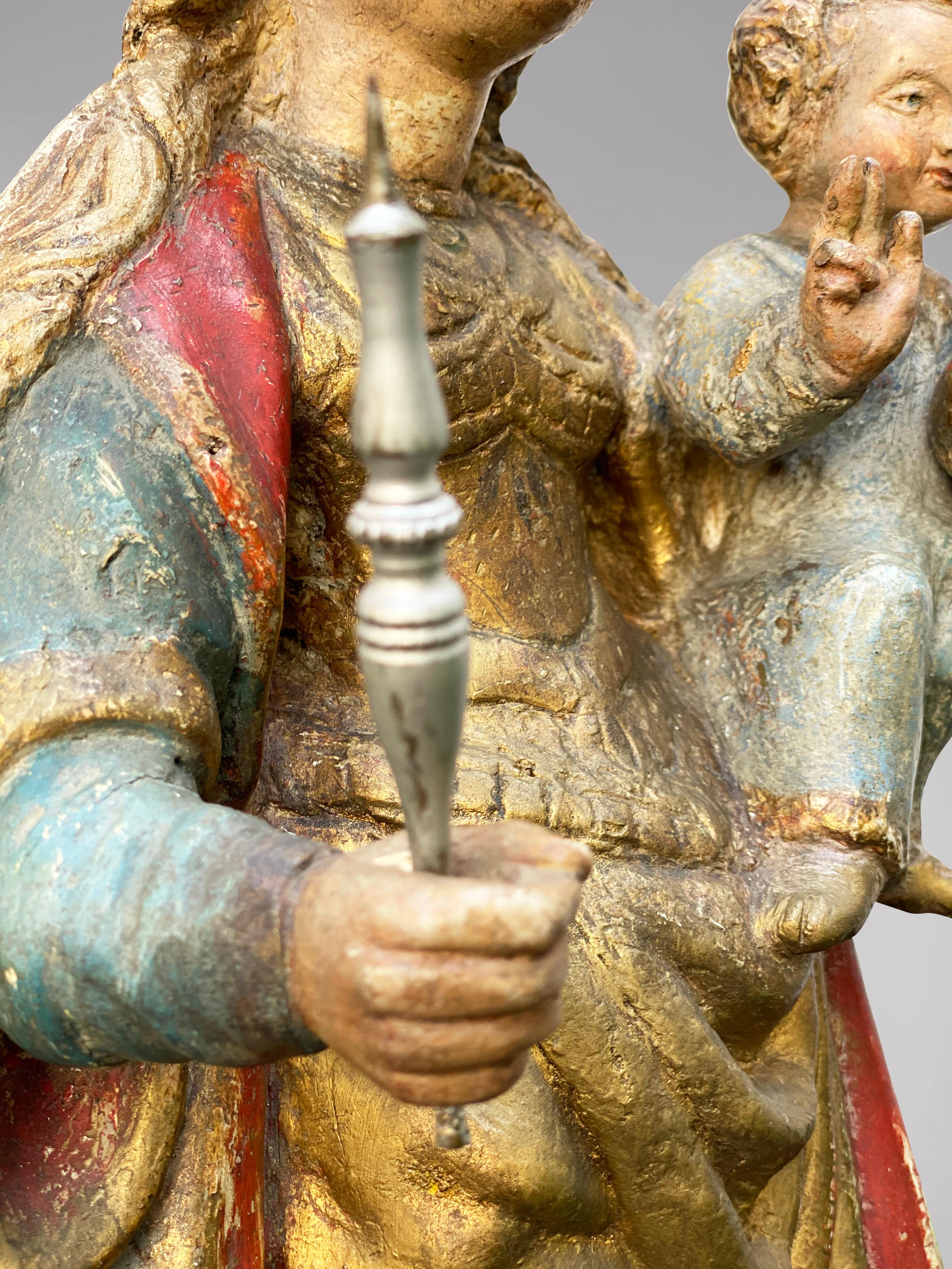 Eine flämische Statue der gekrönten Jungfrau Maria mit Jesuskind, 17. Jahrhundert im Angebot 5