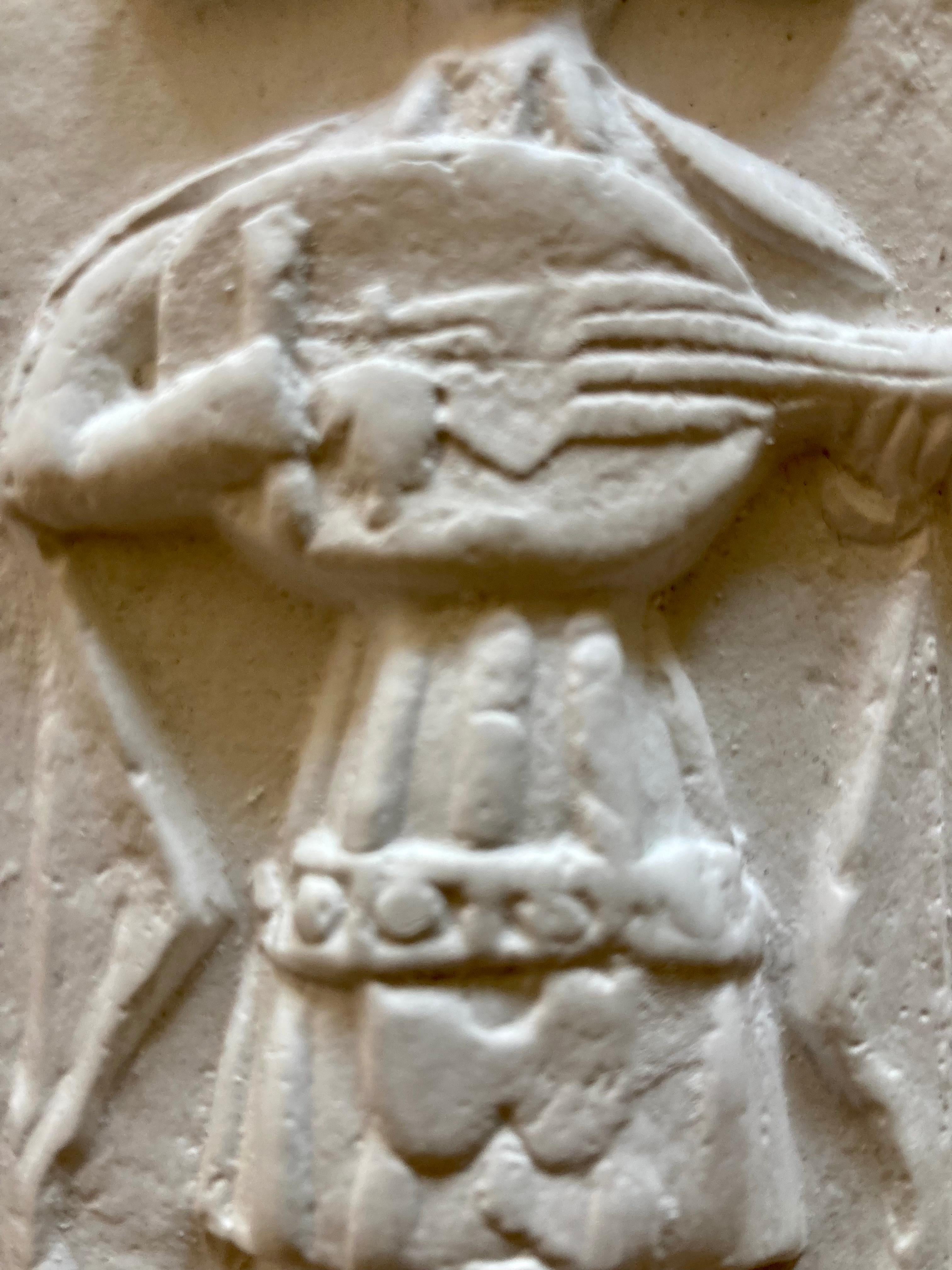 Joueur de luth en carreaux médiévaux moulés en gypse - Gothique Sculpture par Unknown