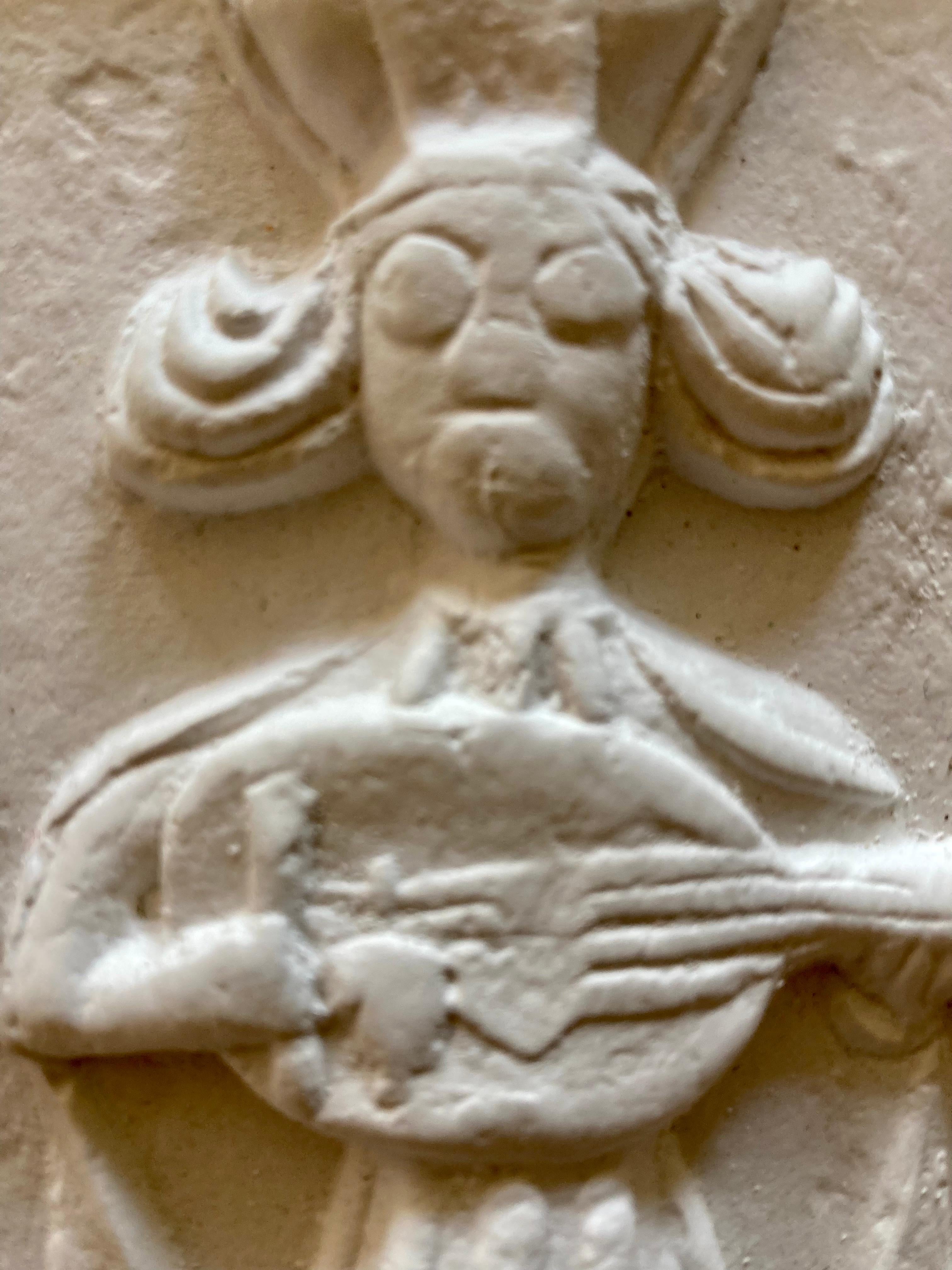 Joueur de luth en carreaux médiévaux moulés en gypse - Gris Figurative Sculpture par Unknown