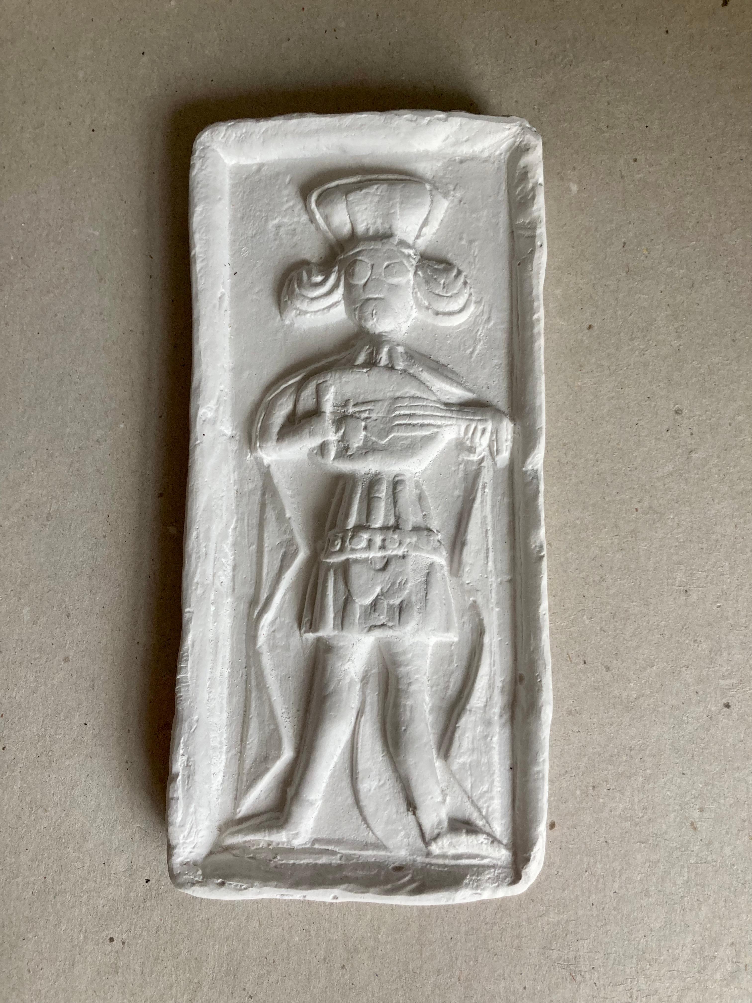 Figurative Sculpture Unknown - Joueur de luth en carreaux médiévaux moulés en gypse