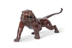 Grande sculpture japonaise d'un tigre en bronze patiné, période Meiji