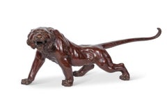 Grande sculpture japonaise d'un tigre en bronze patiné, période Meiji