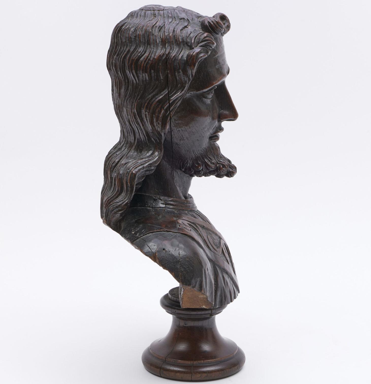 Un monumentale busto di Gesù Cristo in legno di Oak intagliato del XVI secolo. in vendita 3