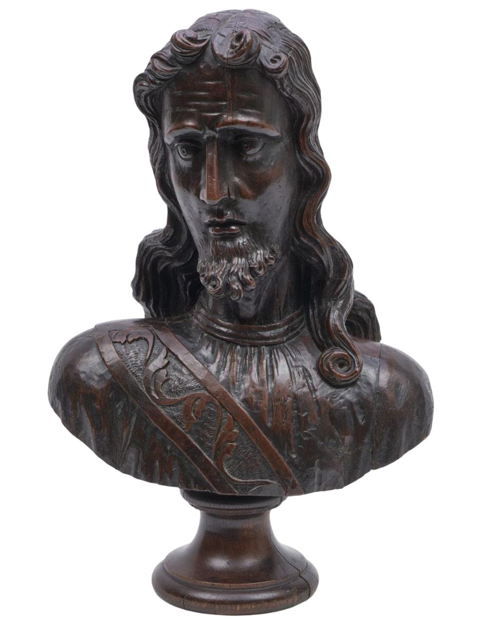 Figurative Sculpture di Unknown - Un monumentale busto di Gesù Cristo in legno di Oak intagliato del XVI secolo.