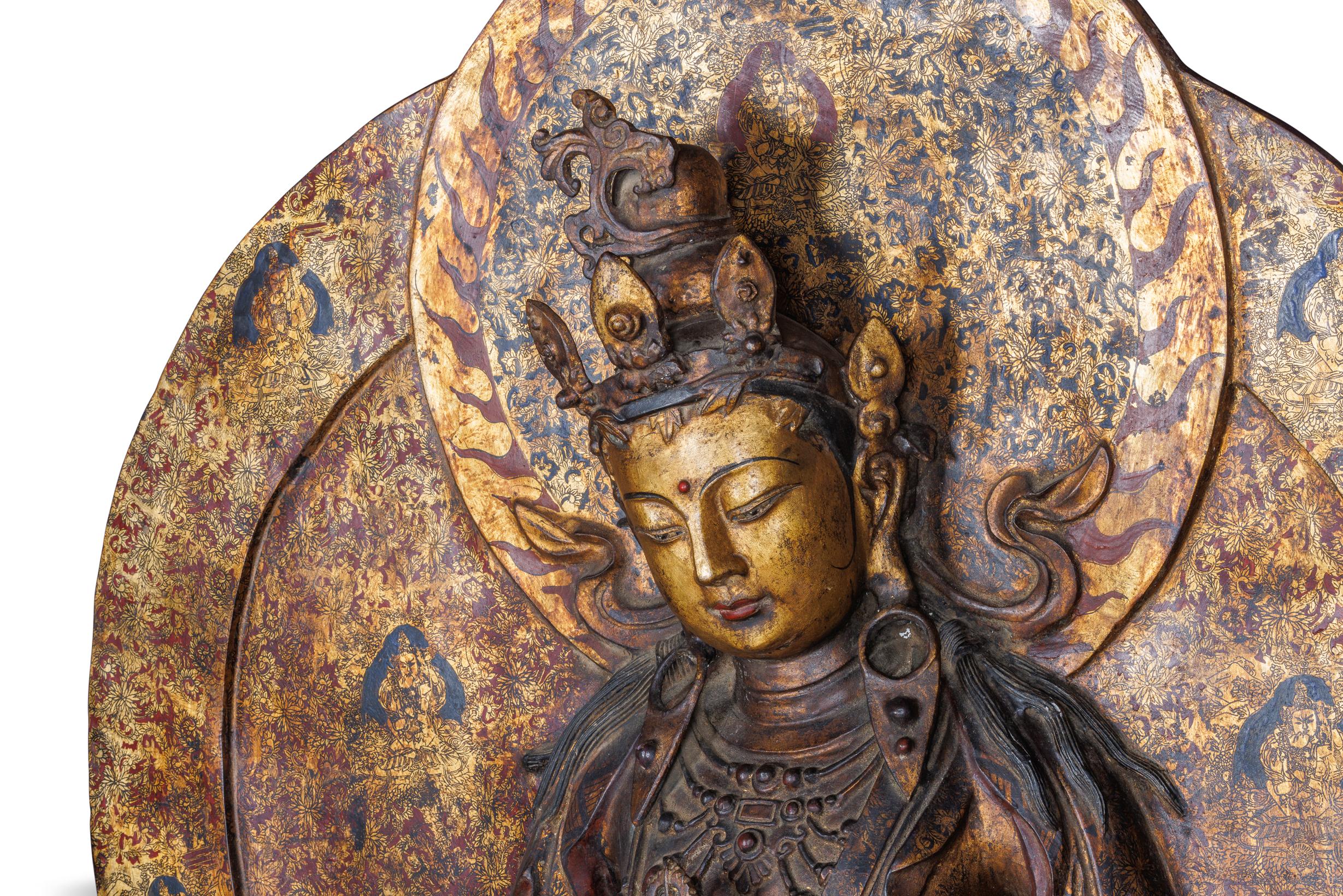 Monumentale Buddha-Skulptur aus vergoldeter und lackierter Bronze mit Ornamenten aus Vajravidarana:

Ein Meisterwerk sino-tibetischer Handwerkskunst, spätes 19. Jahrhundert, Qing-Dynastie

Diese monumentale ornamentale Vajravidarana-Skulptur aus