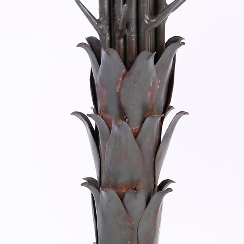 Una escultura de palmera de metal pintado y patinado en venta 1