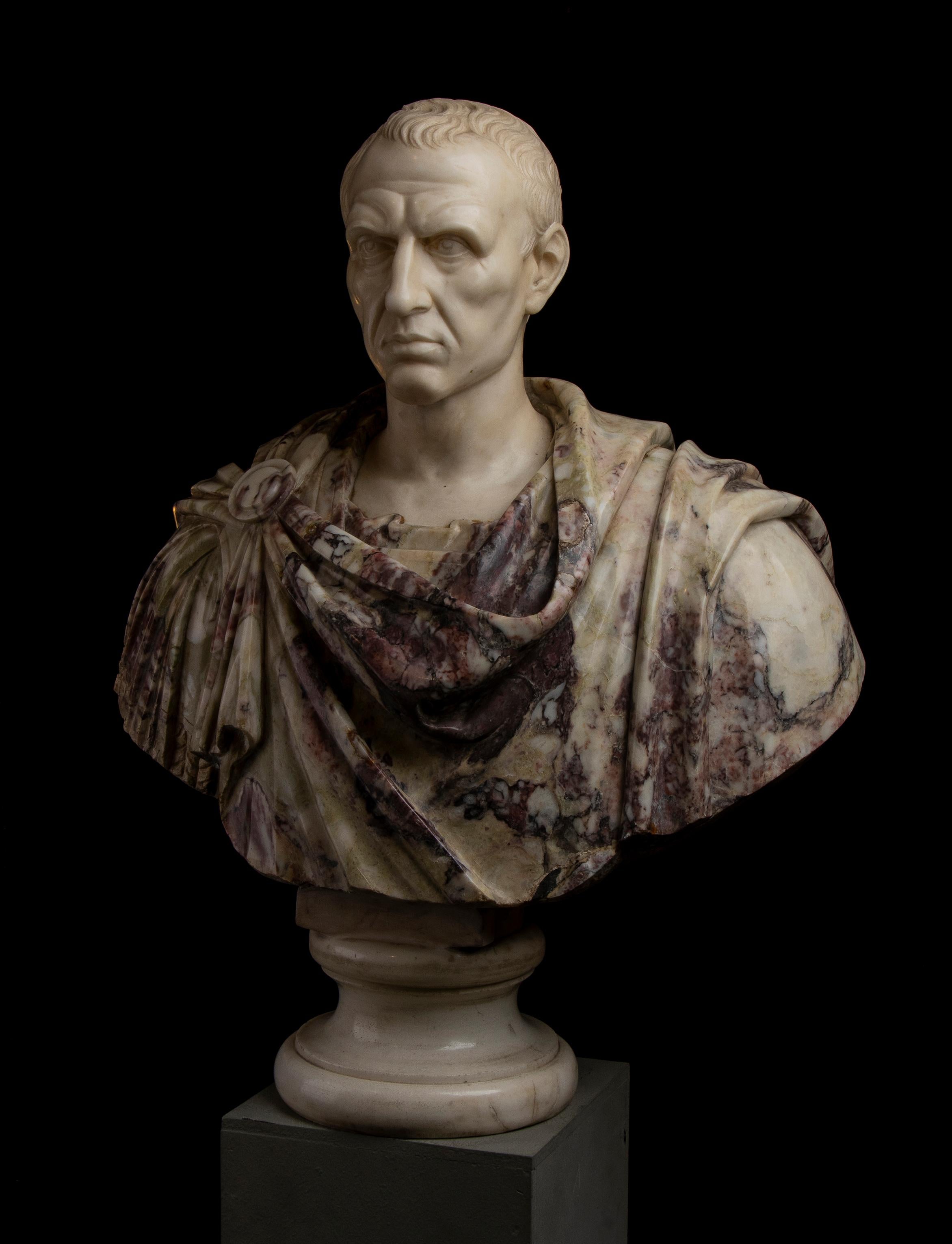 Busto di ritratto di Giulio Cesare in marmo bianco e breccia di Paonazzo romano del 19° secolo - Sculpture Altro stile artistico di Unknown