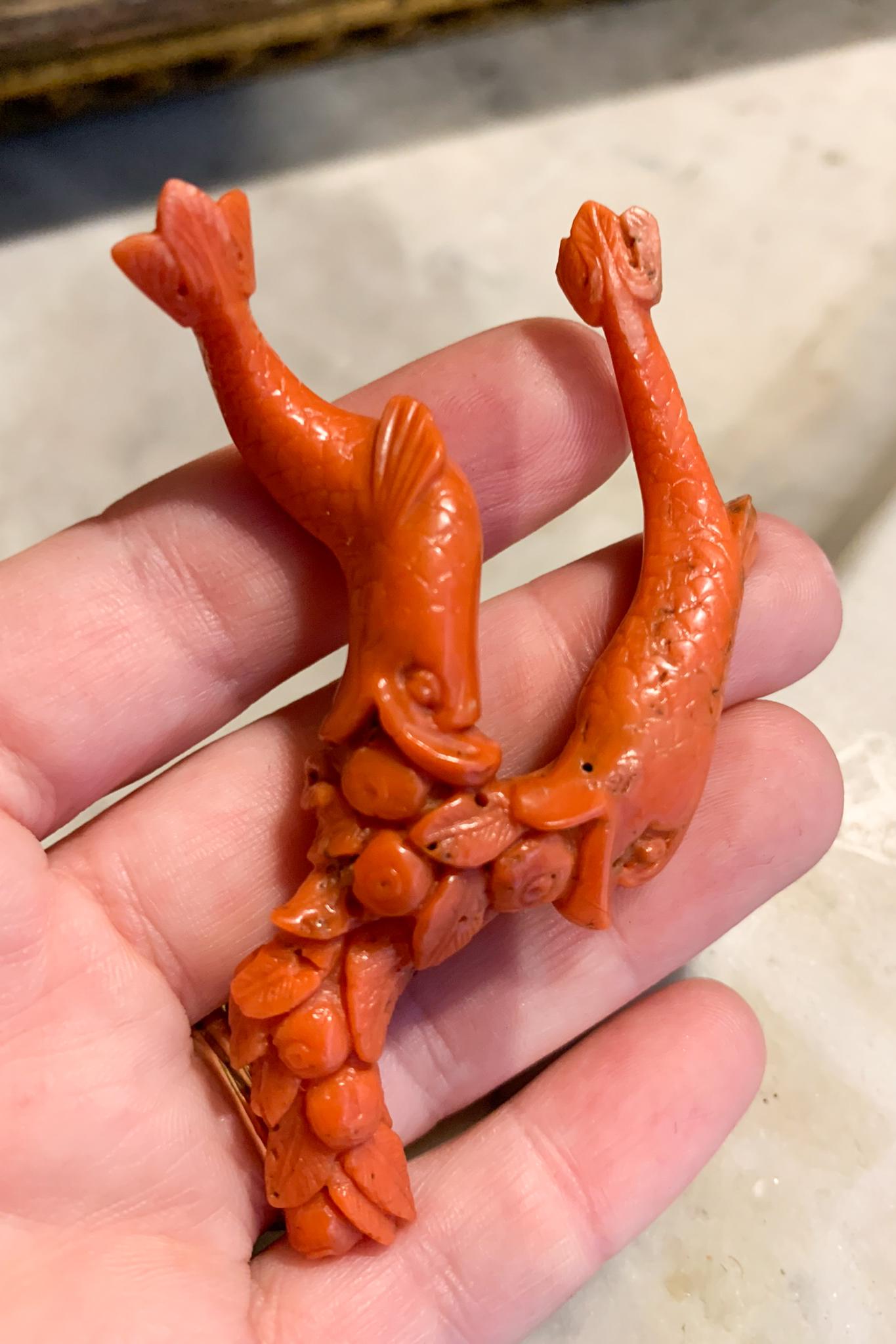 A sculpture - amulet with two dolfins. XIX century - Sculpture di Unknown