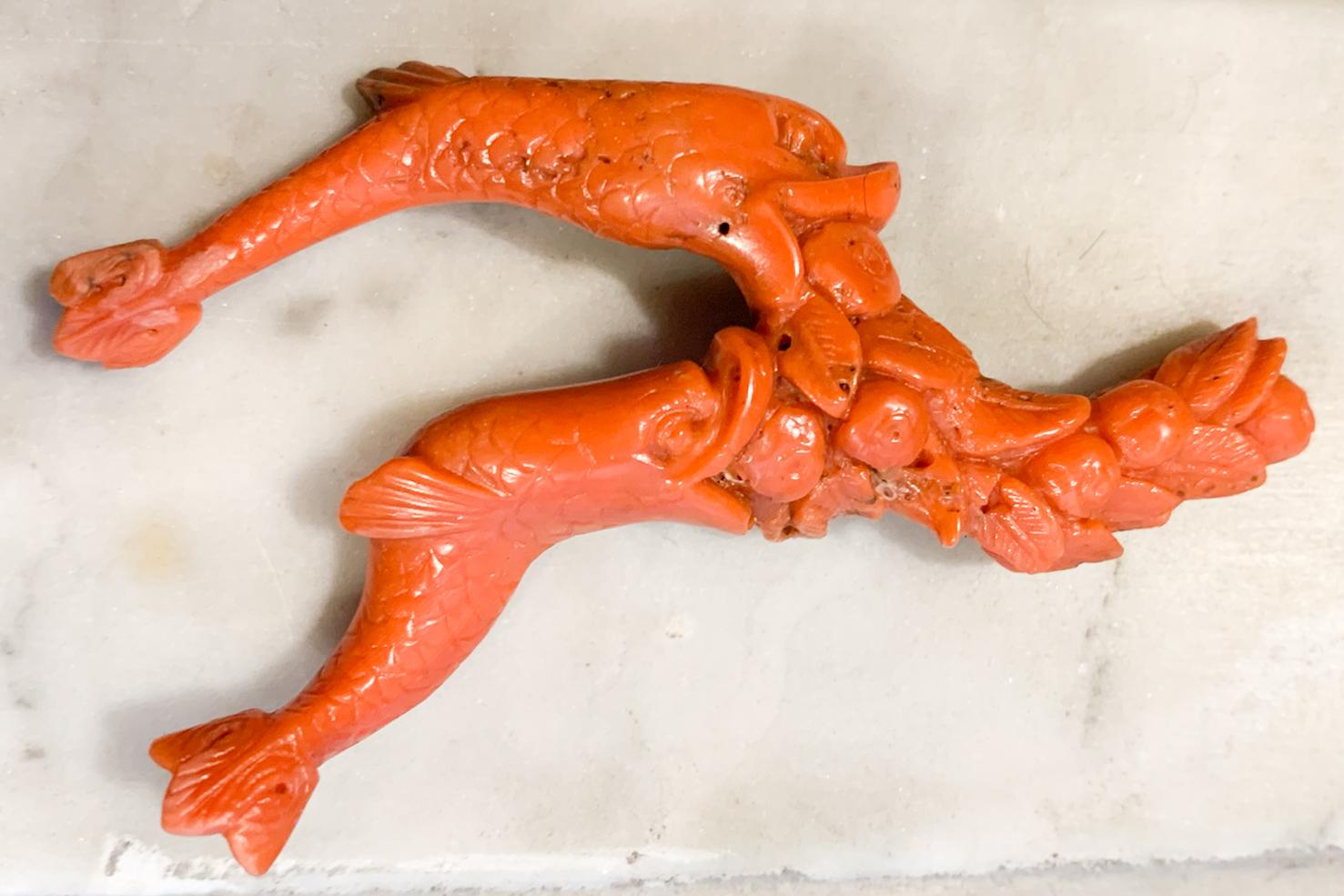 Une sculpture - amulette avec deux dauphins. 19e siècle en vente 2