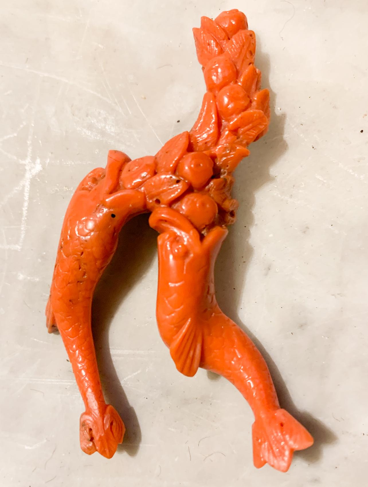 Figurative Sculpture Unknown - Une sculpture - amulette avec deux dauphins. 19e siècle