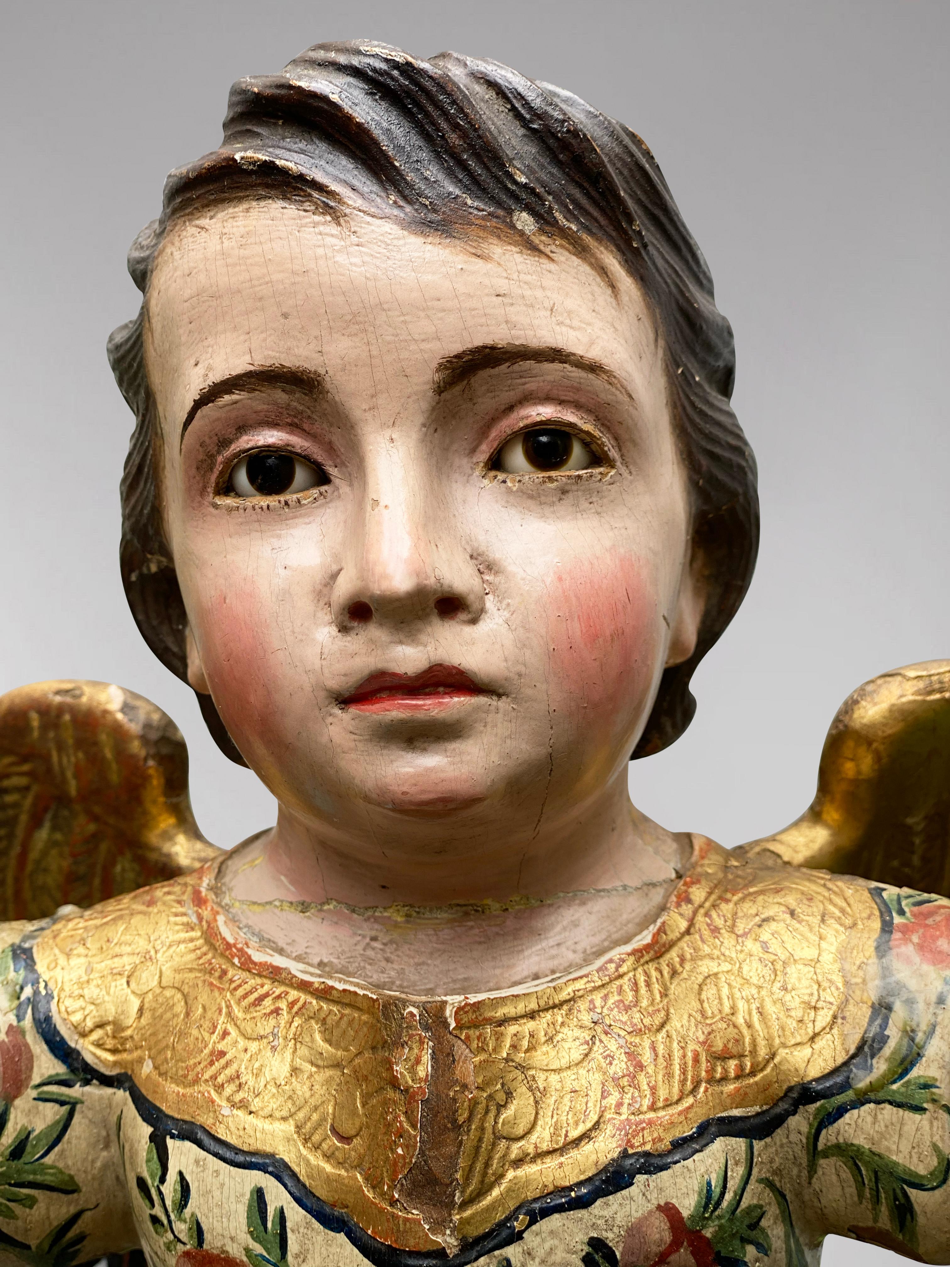 Spanische Statue eines auf einem Pedestal sitzenden Engels mit geöffneten Armen, frühes 19. im Angebot 3