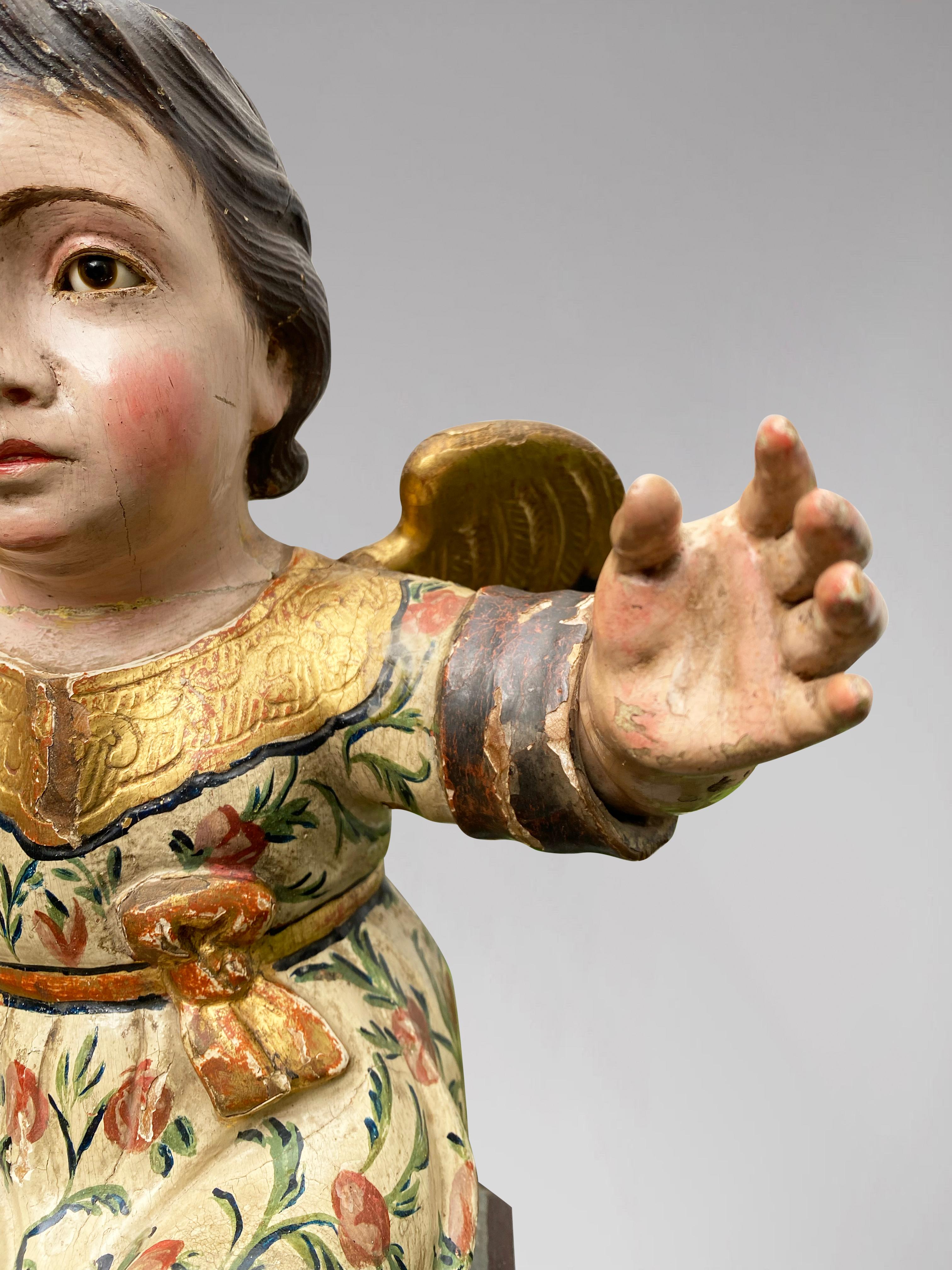 Spanische Statue eines auf einem Pedestal sitzenden Engels mit geöffneten Armen, frühes 19. im Angebot 4