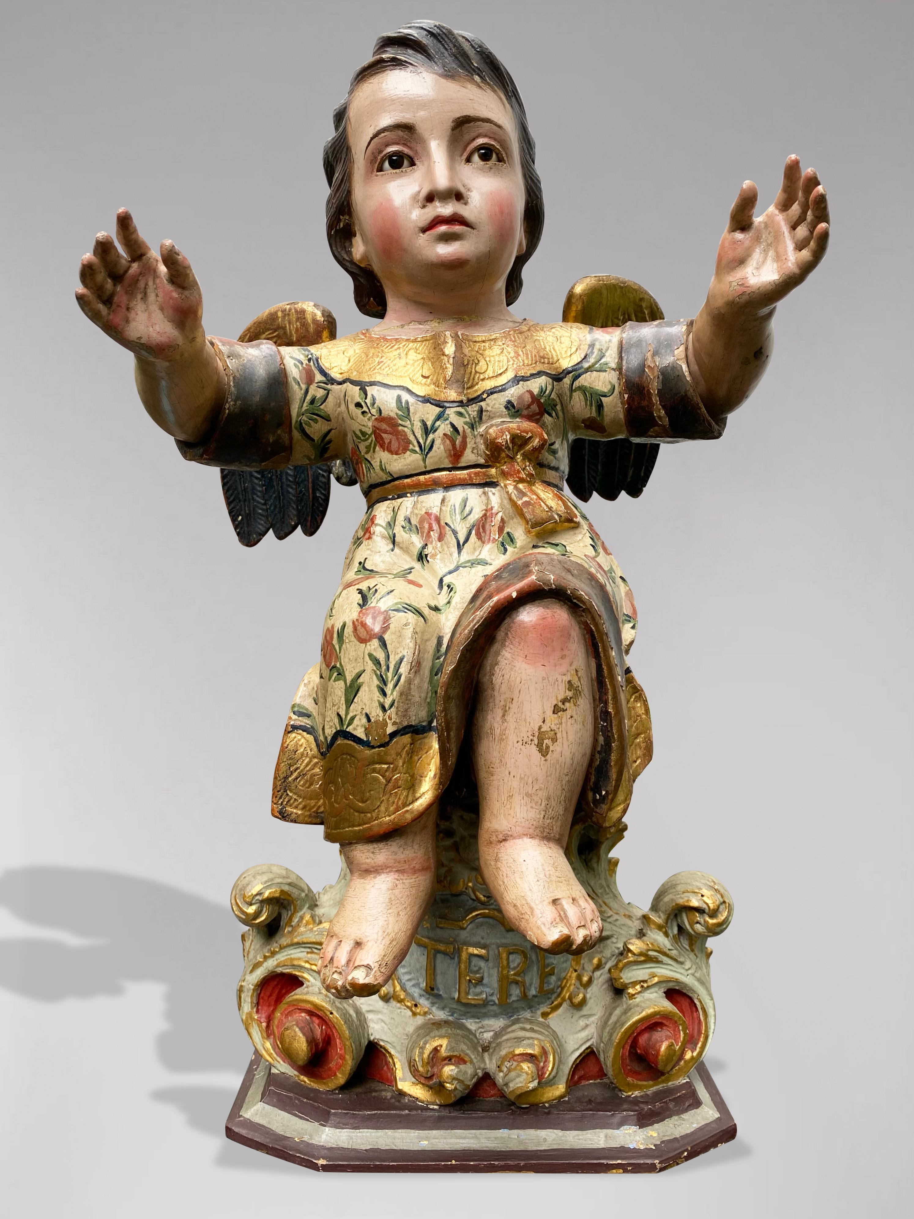 Unknown Figurative Sculpture – Spanische Statue eines auf einem Pedestal sitzenden Engels mit geöffneten Armen, frühes 19.