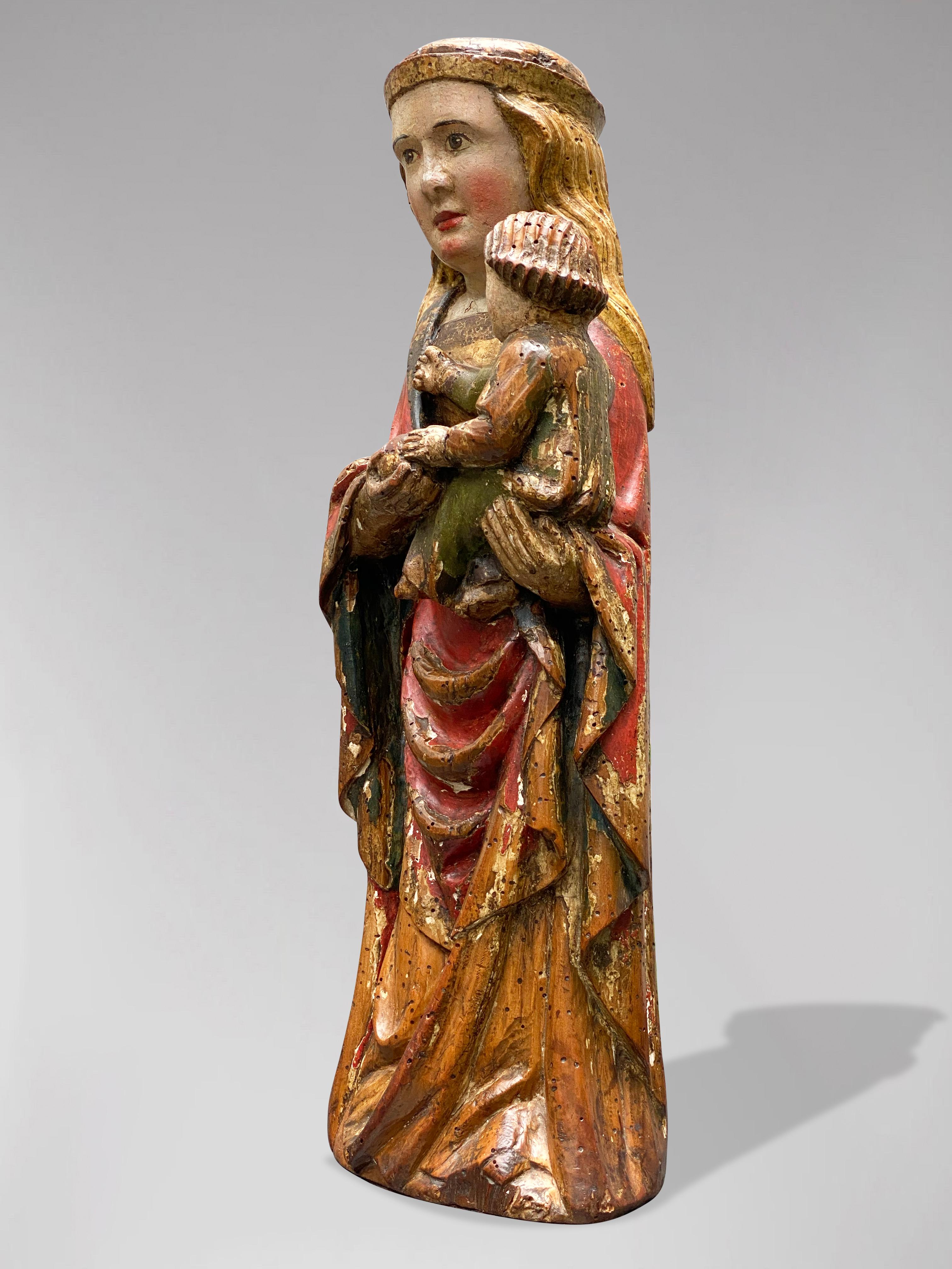 Spanische Statue der Jungfrau Maria mit dem Kind Jezus, um 1600 – Sculpture von Unknown