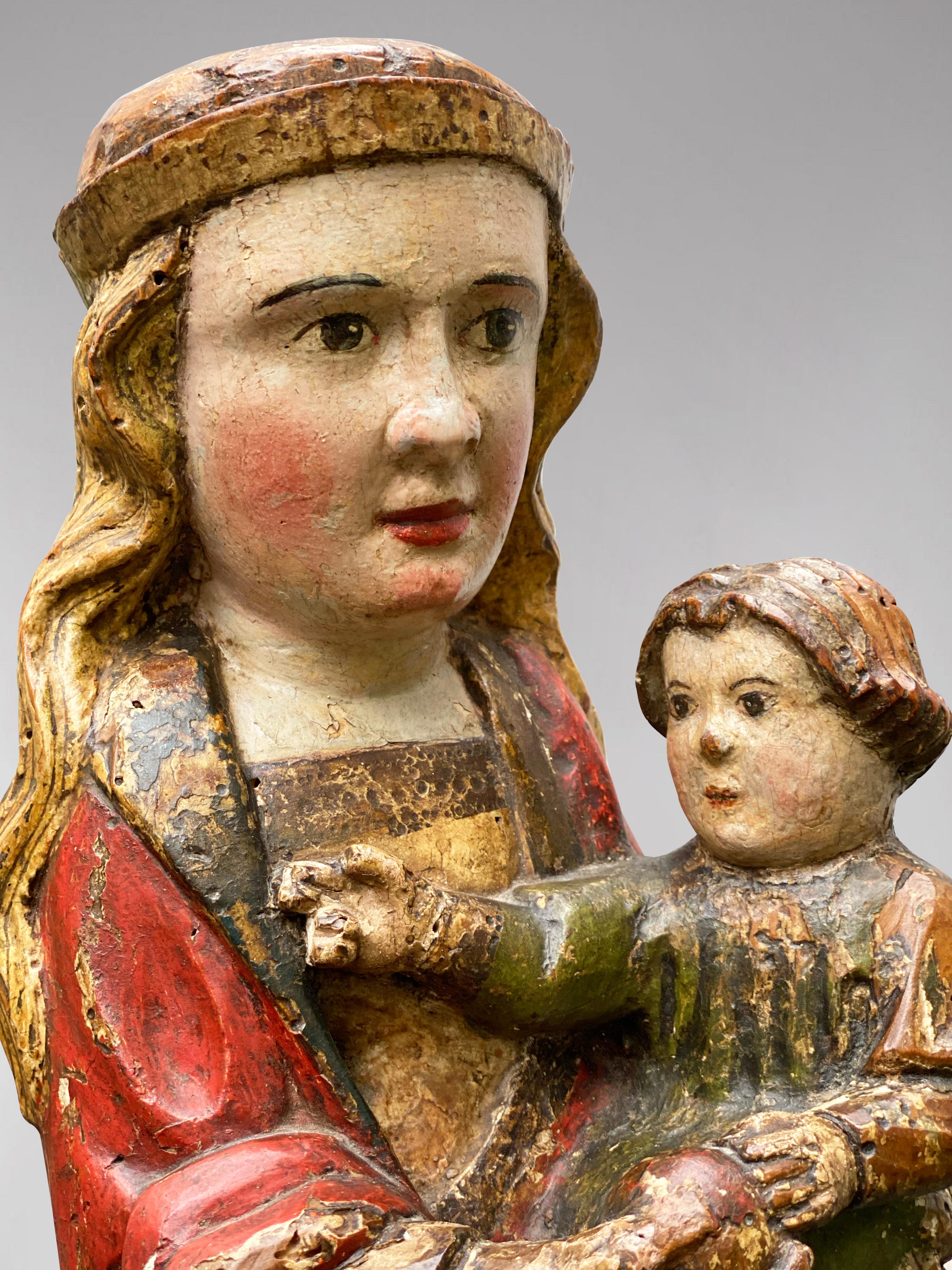 Spanische Statue der Jungfrau Maria mit dem Kind Jezus, um 1600 im Angebot 3