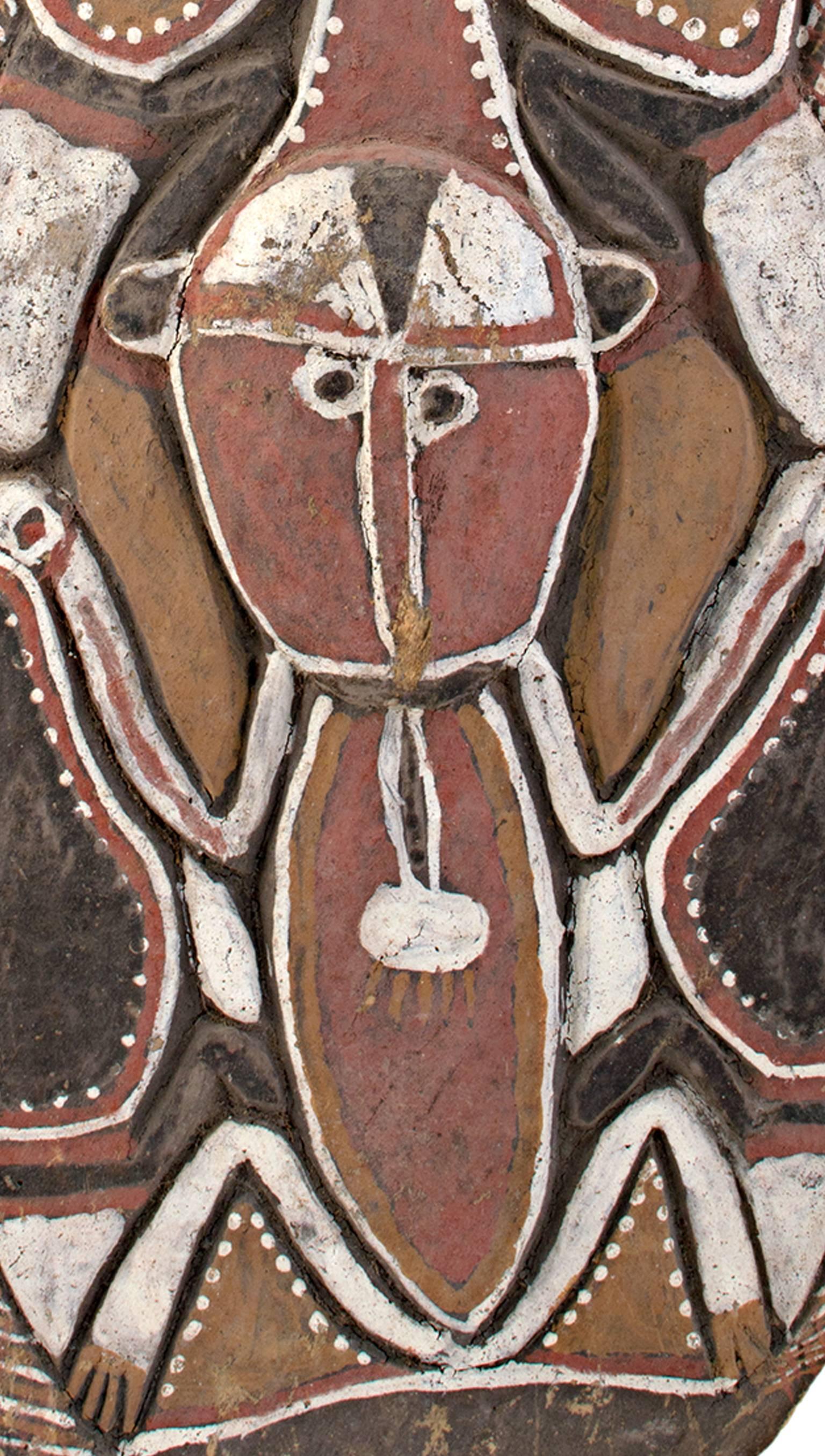 Diese Maske wurde von einem unbekannten australischen Aborigine-Künstler angefertigt. Es ist aus geschnitztem Holz und pflanzlichen Pigmenten hergestellt. Der Künstler verwendete natürliche Farben und geometrische Muster, um diese zeremonielle Maske