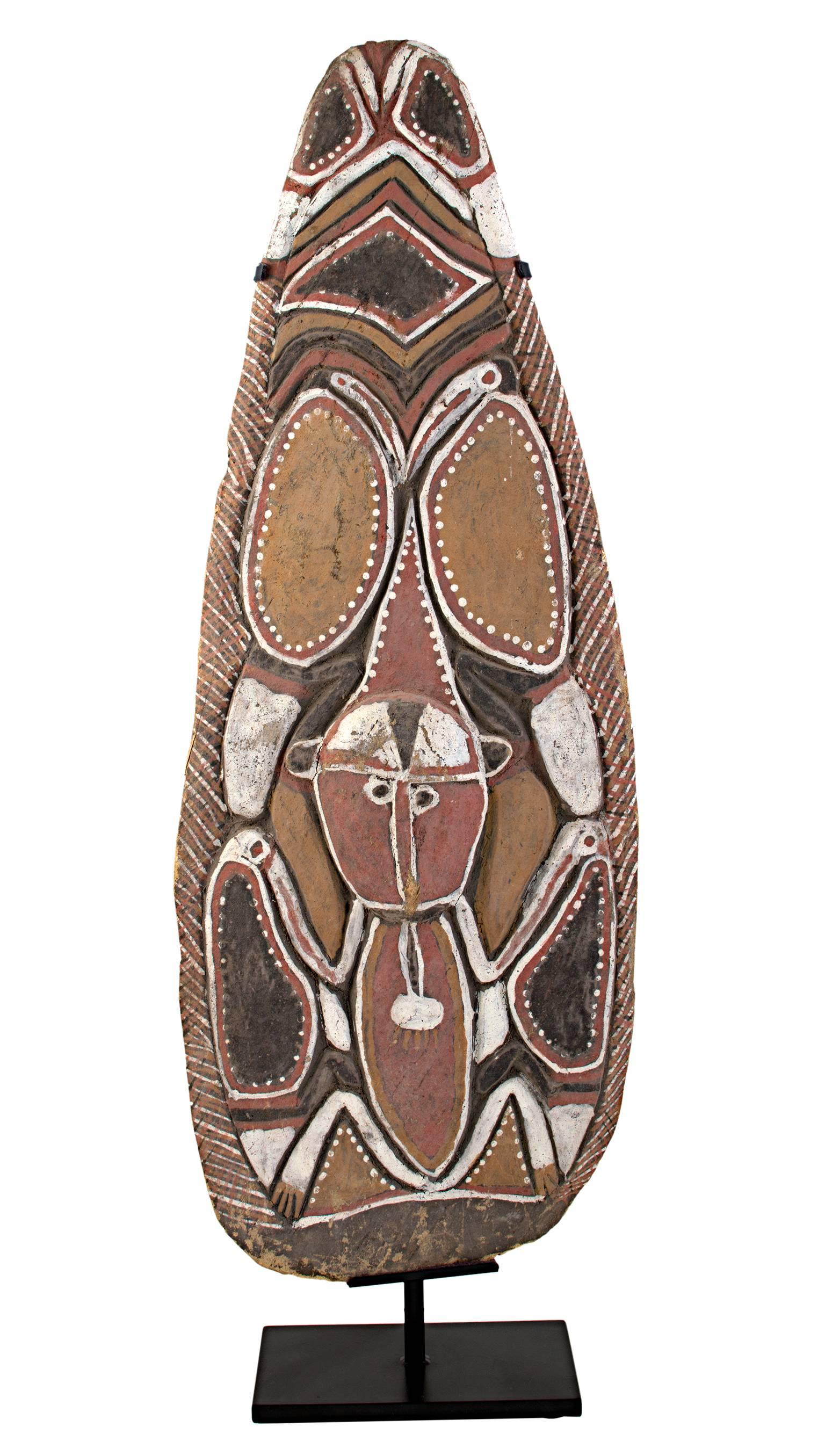 „Monkey Mask““, geschnitzte Holz- und Gemüsemaske, geschaffen von australischen Aborigine-Amerikanern – Sculpture von Unknown