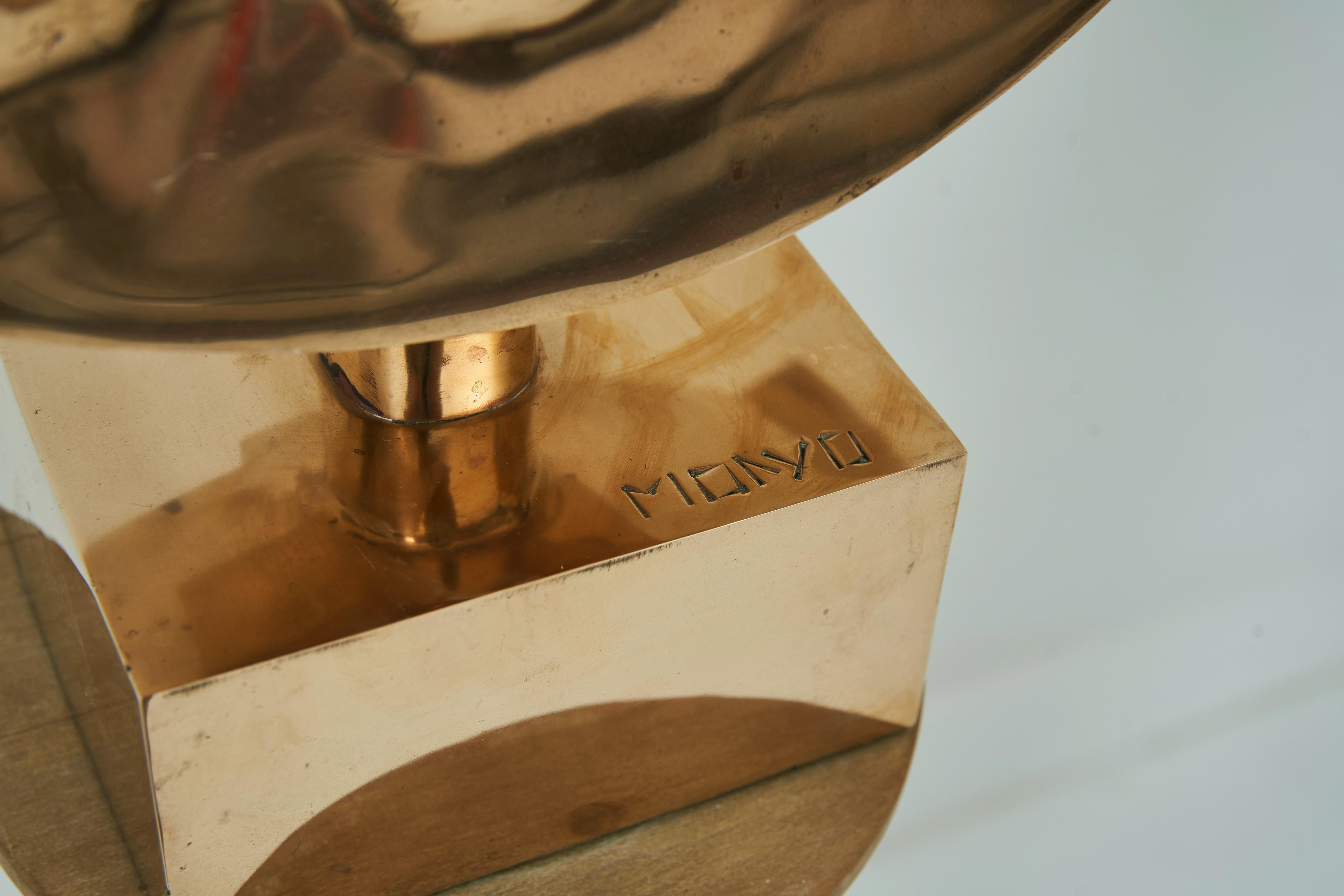 Escultura abstracta de bronce, Prince Monyo - Figurative Sculpture Oro de Unknown