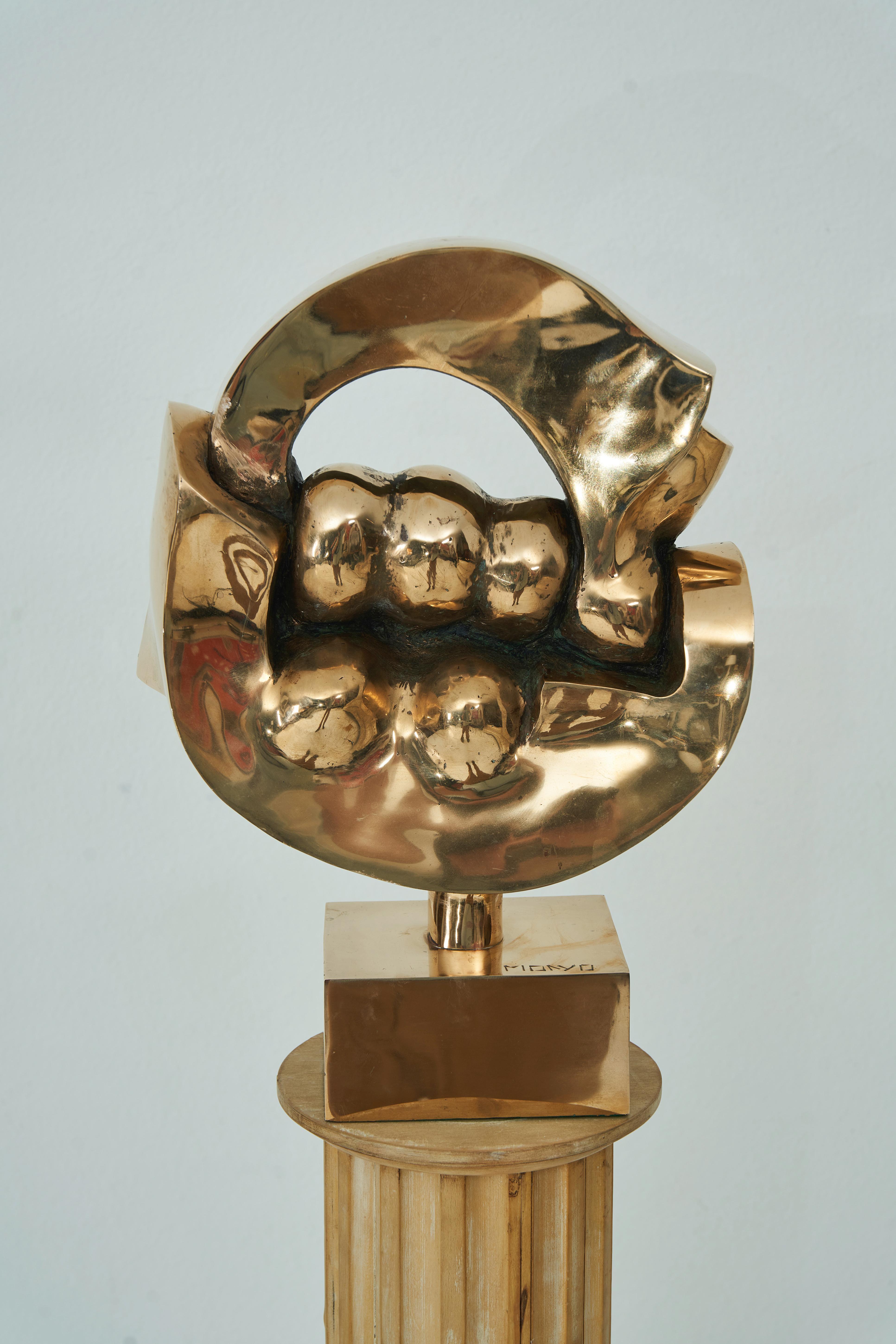 Ésta es una sorprendente escultura abstracta de bronce de Prince Mono. Utilizando el proceso de la cera perdida, la pieza es de bronce pulido. La pieza tiene su propia base cuadrada firmada 