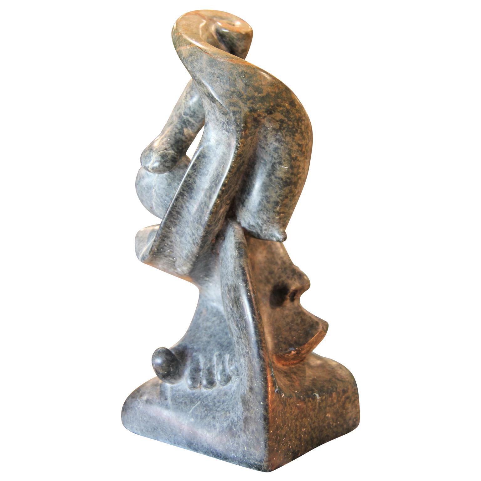 Skulptur aus figurativem Marmor, signiert Mario C: G: – Sculpture von Unknown