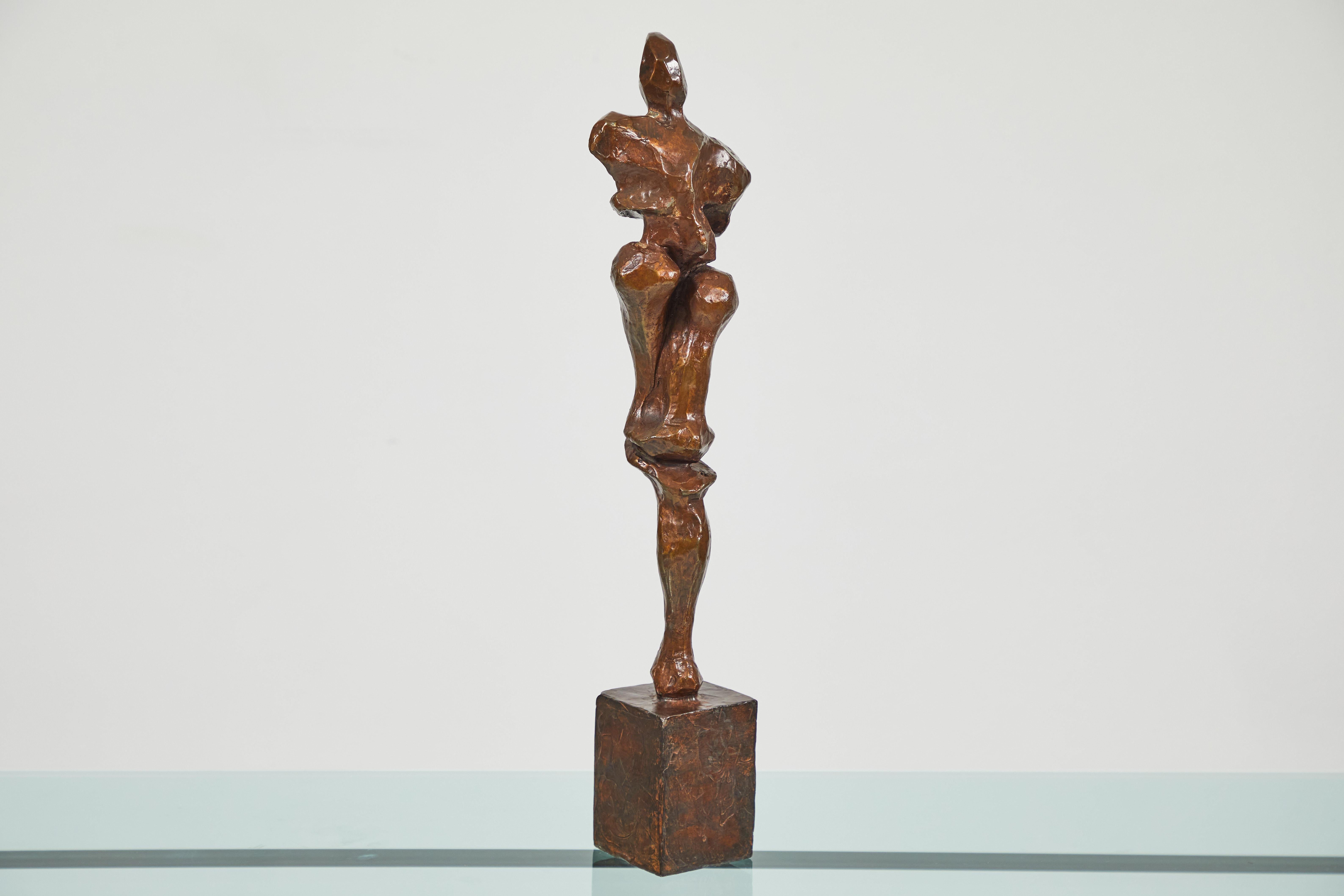 Figure abstraite en bronze de Sanford Decker - Or Figurative Sculpture par Unknown