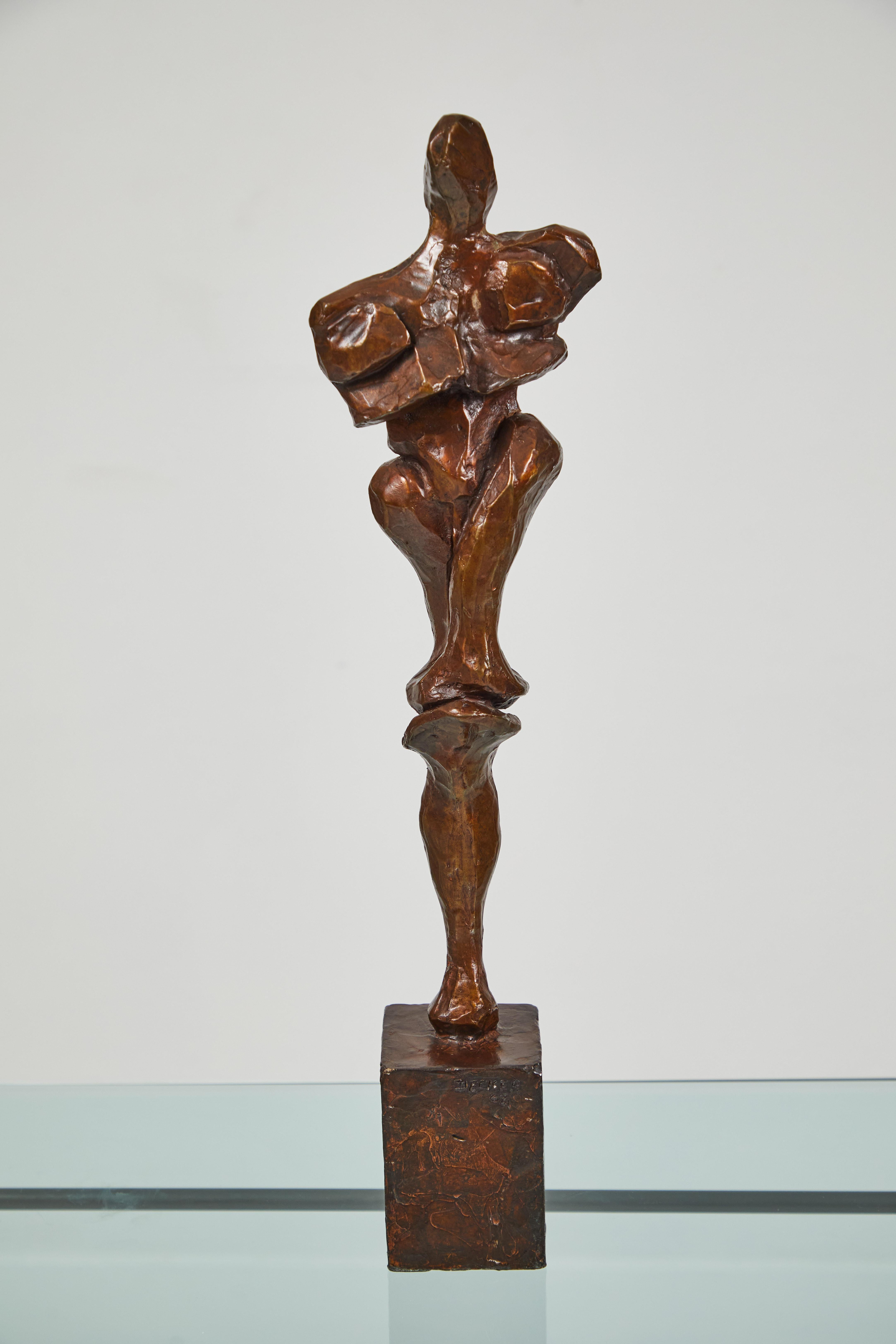 Il s'agit d'une magnifique figure abstraite en bronze réalisée par le célèbre sculpteur Sanford (Sandy) Decker. La patine est d'un beau brun chocolat. Elle a bien vieilli, des reflets de bronze sont visibles. La base est en bronze et fait partie de