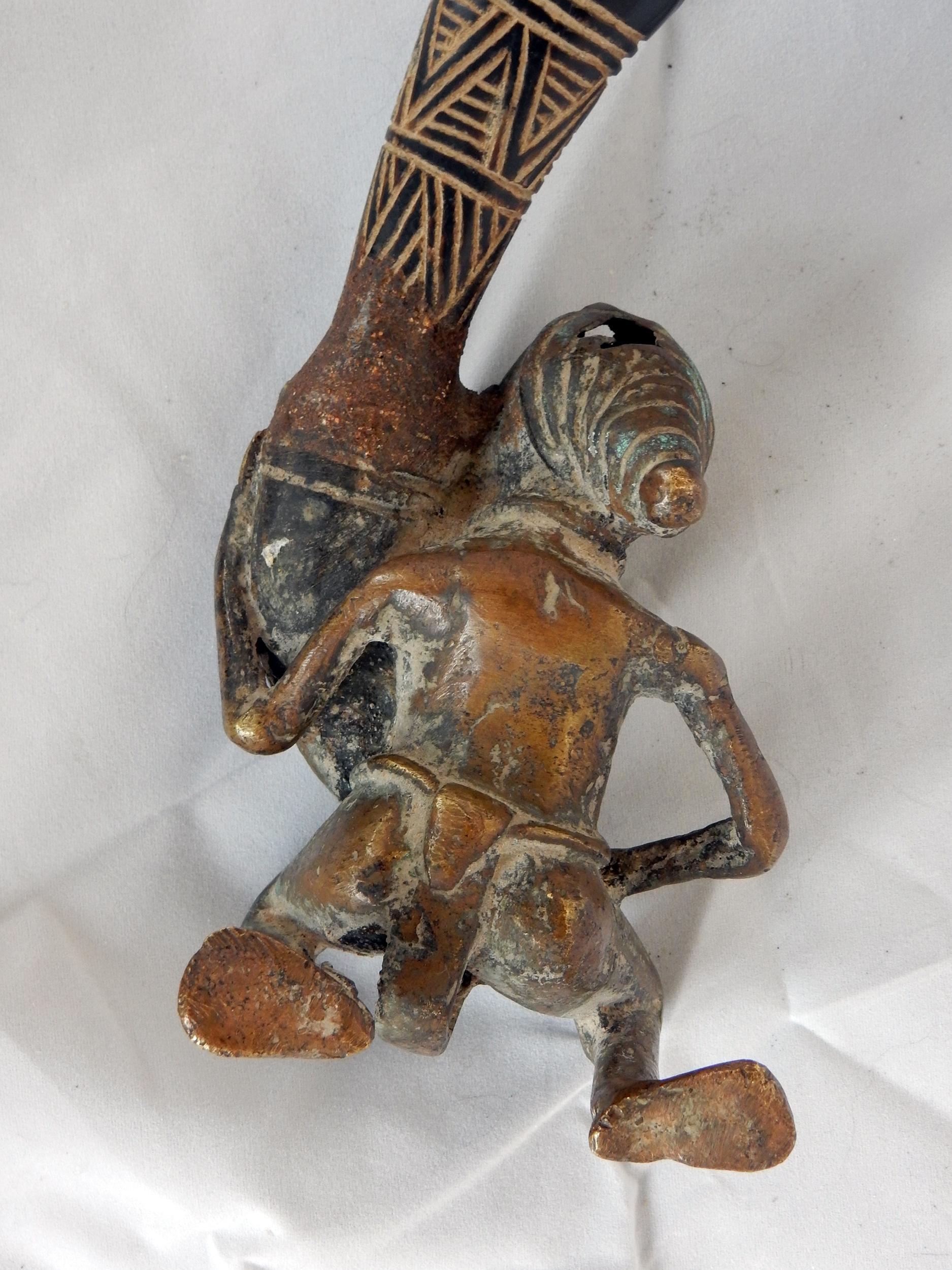 SCULTURA AFRICANA IN BRONZO E CORNO BAMILEKE in vendita 3