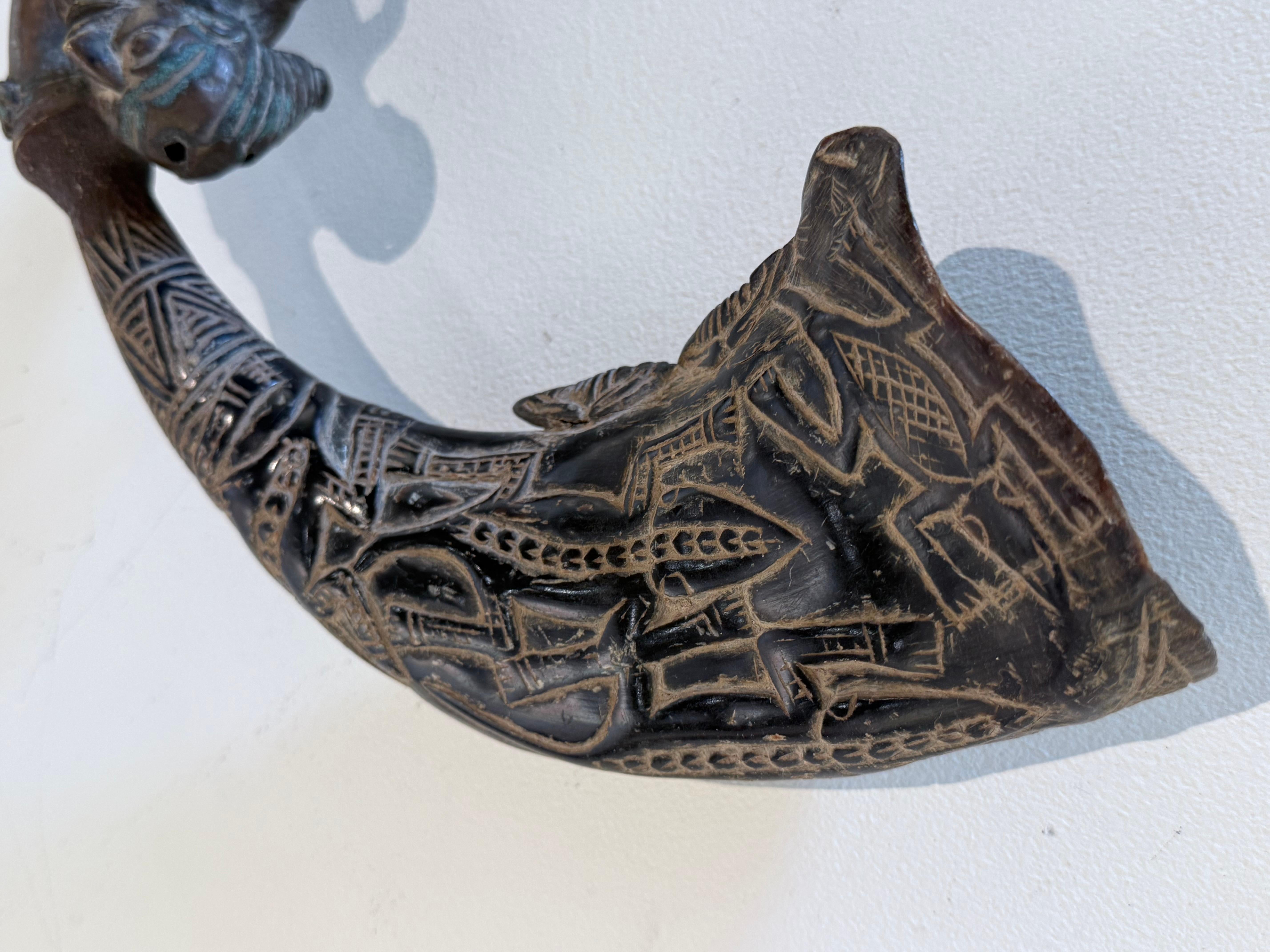SCULTURA AFRICANA IN BRONZO E CORNO BAMILEKE in vendita 7