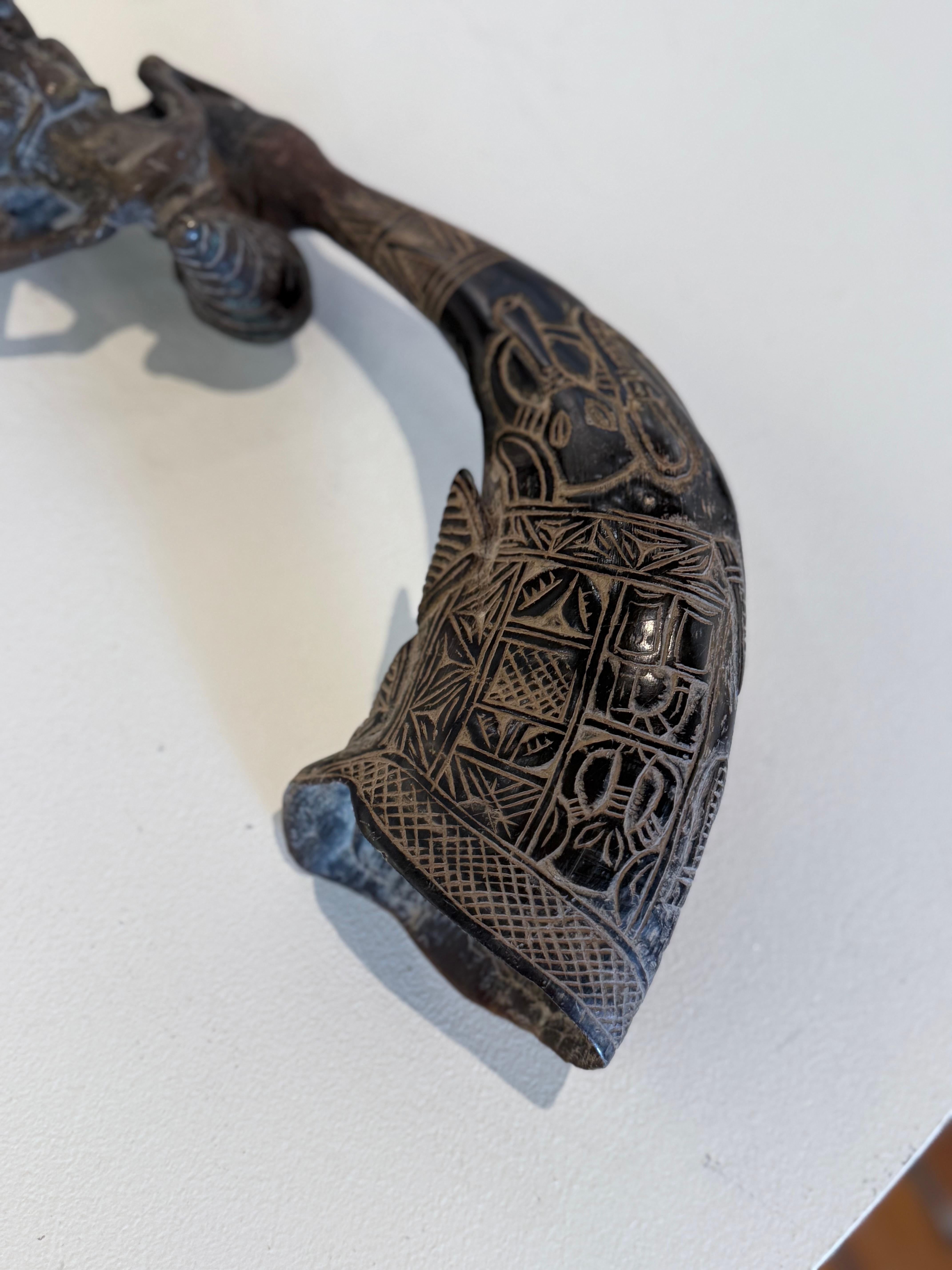 SCULTURA AFRICANA IN BRONZO E CORNO BAMILEKE in vendita 8