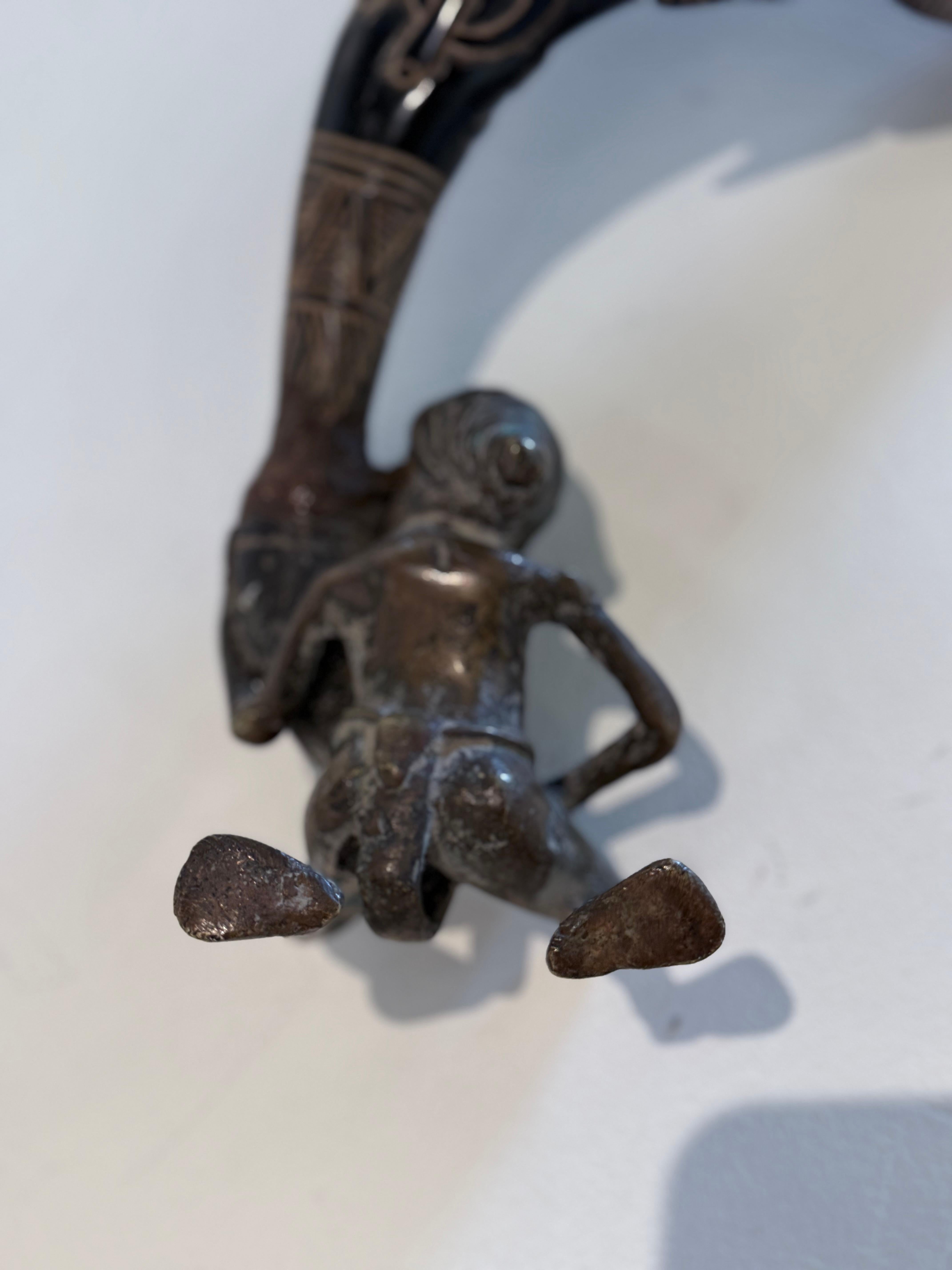 SCULTURA AFRICANA IN BRONZO E CORNO BAMILEKE in vendita 9