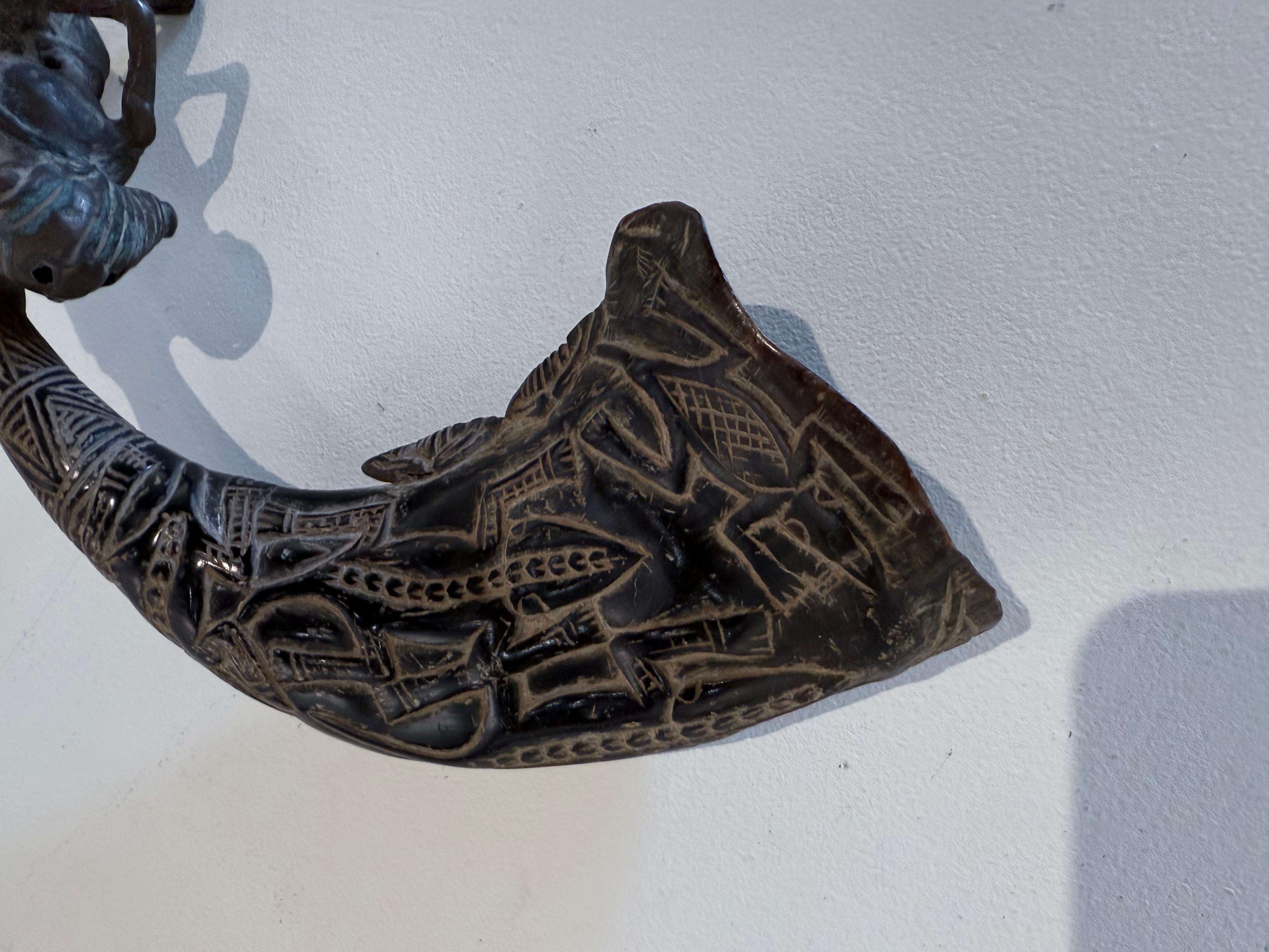 SCULTURA AFRICANA IN BRONZO E CORNO BAMILEKE in vendita 5