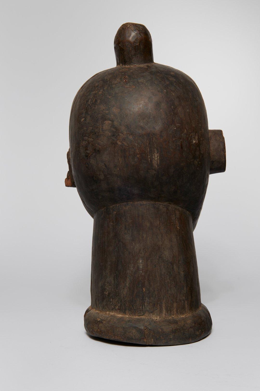 Máscara Makonde Africana de Madera Tallada
Máscara ceremonial tallada en madera pesada que simboliza un antepasado
16,5 x 8 x 10 pulgadas

Máscara ceremonial tallada que simboliza a un antepasado, esta máscara facial y corporal africana la lleva el