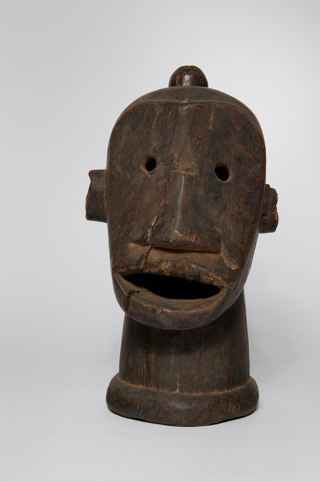 Figurative Sculpture de Unknown - Máscara de Ceremonia de Iniciación Makonde de Madera Tallada Africana