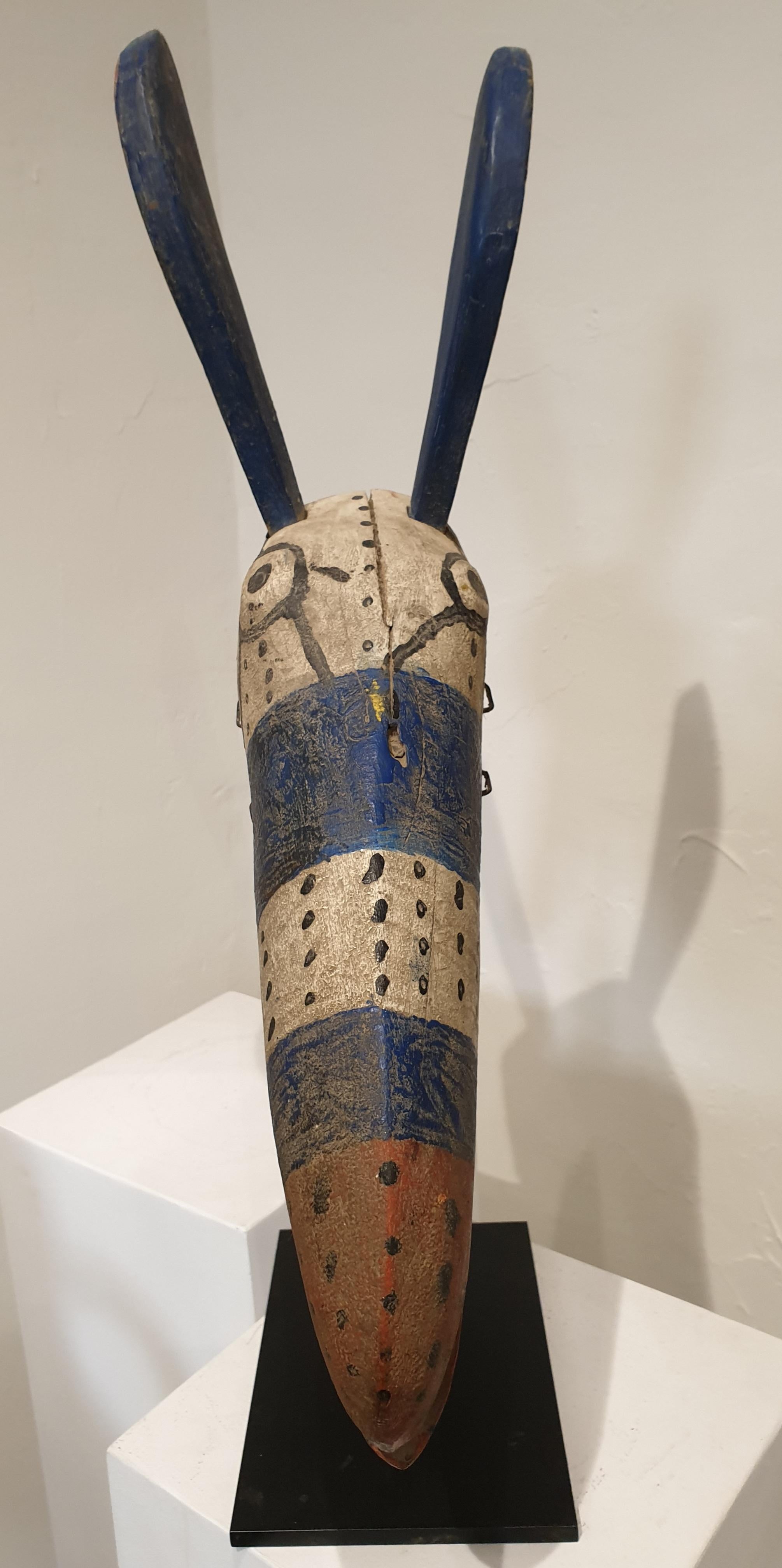 Sculpture zoomorphe à tête de marionnette africaine du début du 20e siècle, provenant de la tribu Bozo au Mali.

Cette tête de marionnette aurait été utilisée par l'ethnie Bozo lors de la cérémonie du Sogobo. 
Cette tradition ancestrale se perpétue