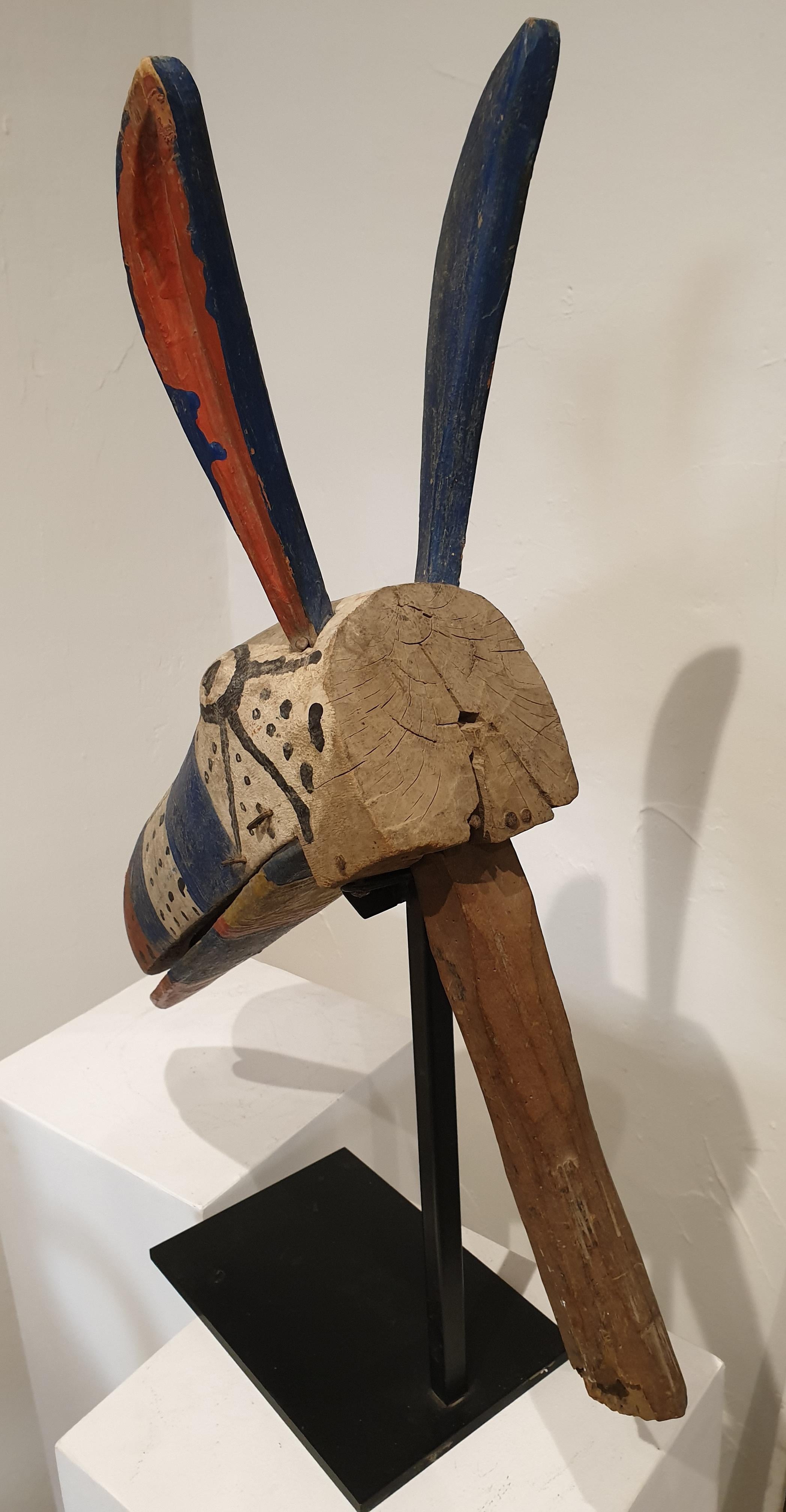 Escultura zoomorfa de cabeza de marioneta africana de principios del siglo XX, procedente de la tribu Bozo de Mali.

Esta cabeza de marioneta habría sido utilizada por la etnia bozo durante la ceremonia sogobo. 
Esta tradición ancestral continúa en