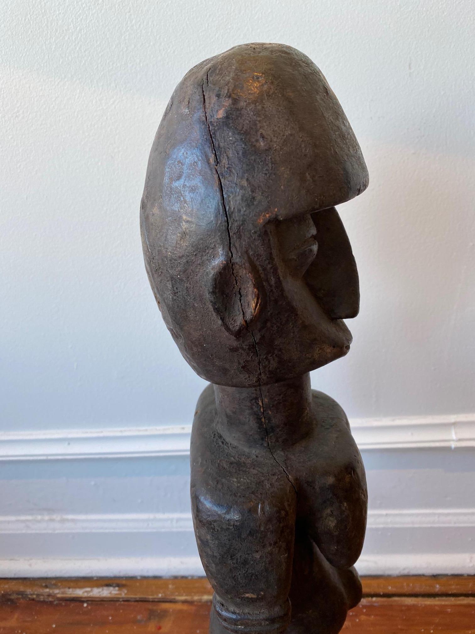 Akane-Skulptur einer Frau, die Fruchtbarkeit repräsentiert (Braun), Figurative Sculpture, von Unknown