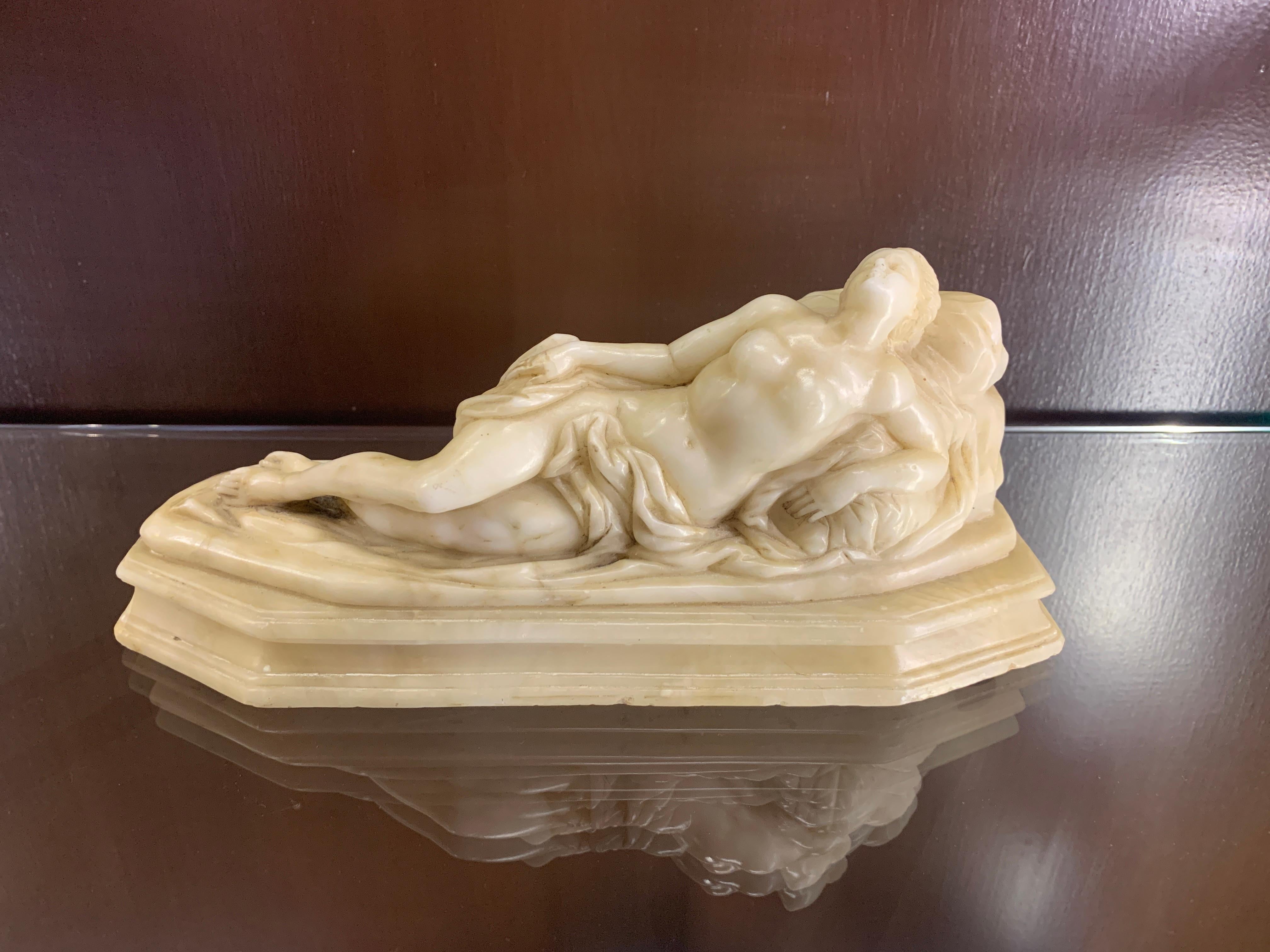 Figurative Sculpture Unknown - Alabastro figurativo mitologico nudo del XVIII secolo