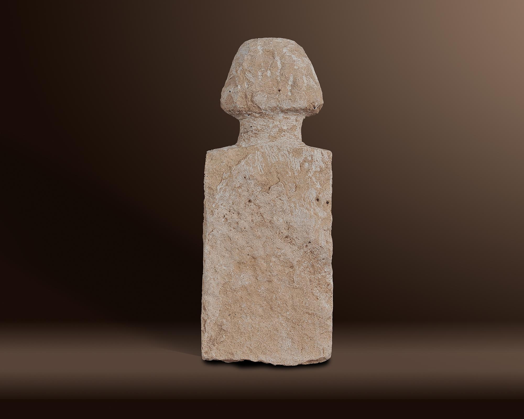 ANCIENT DEITY 
Seated representation of God 
Southern Arabia 
Pre sabean 
2nd - 1st millennium BC. 
Oolite limestone 
Height 24,5 cm 

Comparable works in the 
British Museum/London 
Inventory no. 122005 and 122008 

Provenance: 
English private