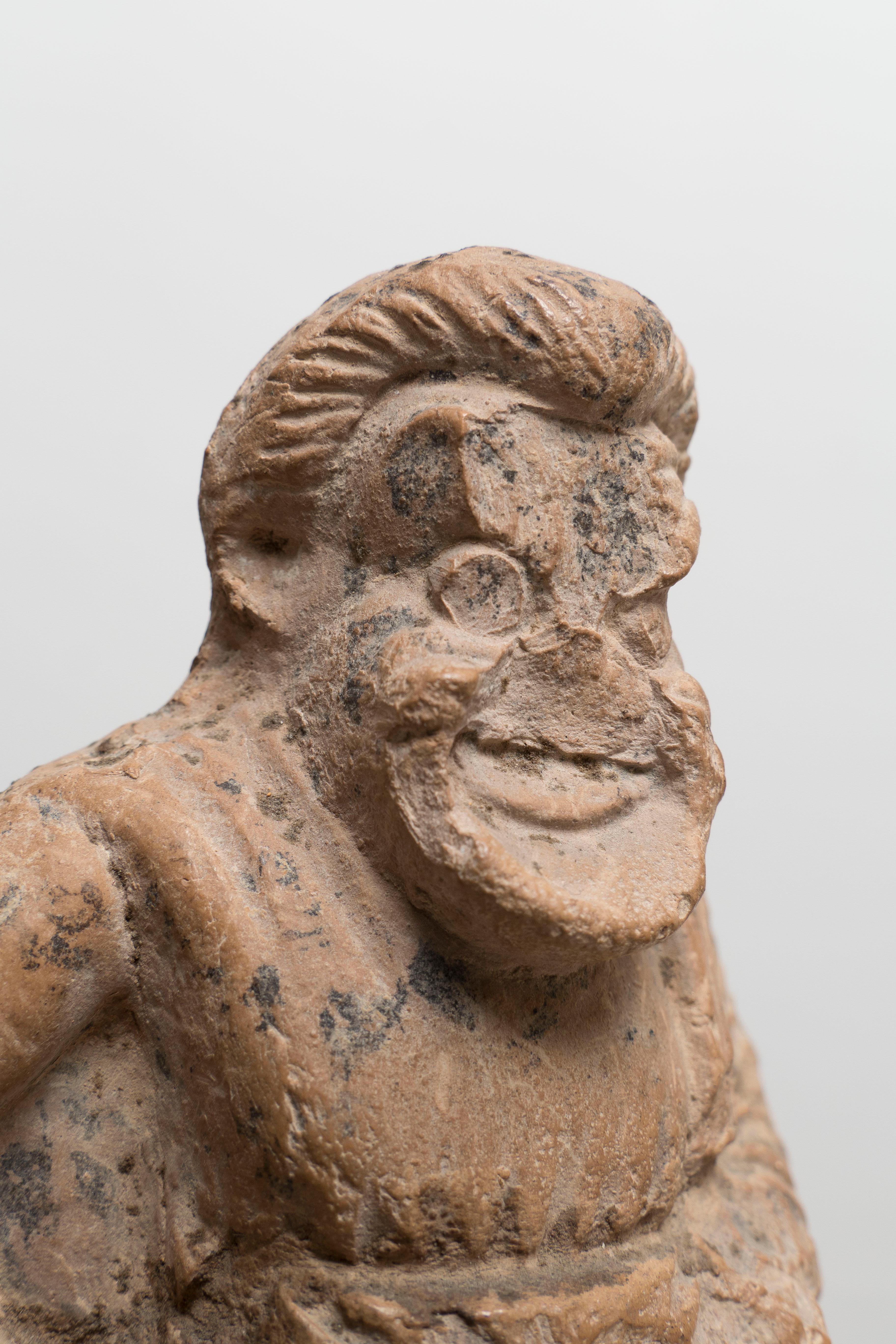 Figurine d'acteur comique en terre cuite de l'Antiquité grecque en vente 1