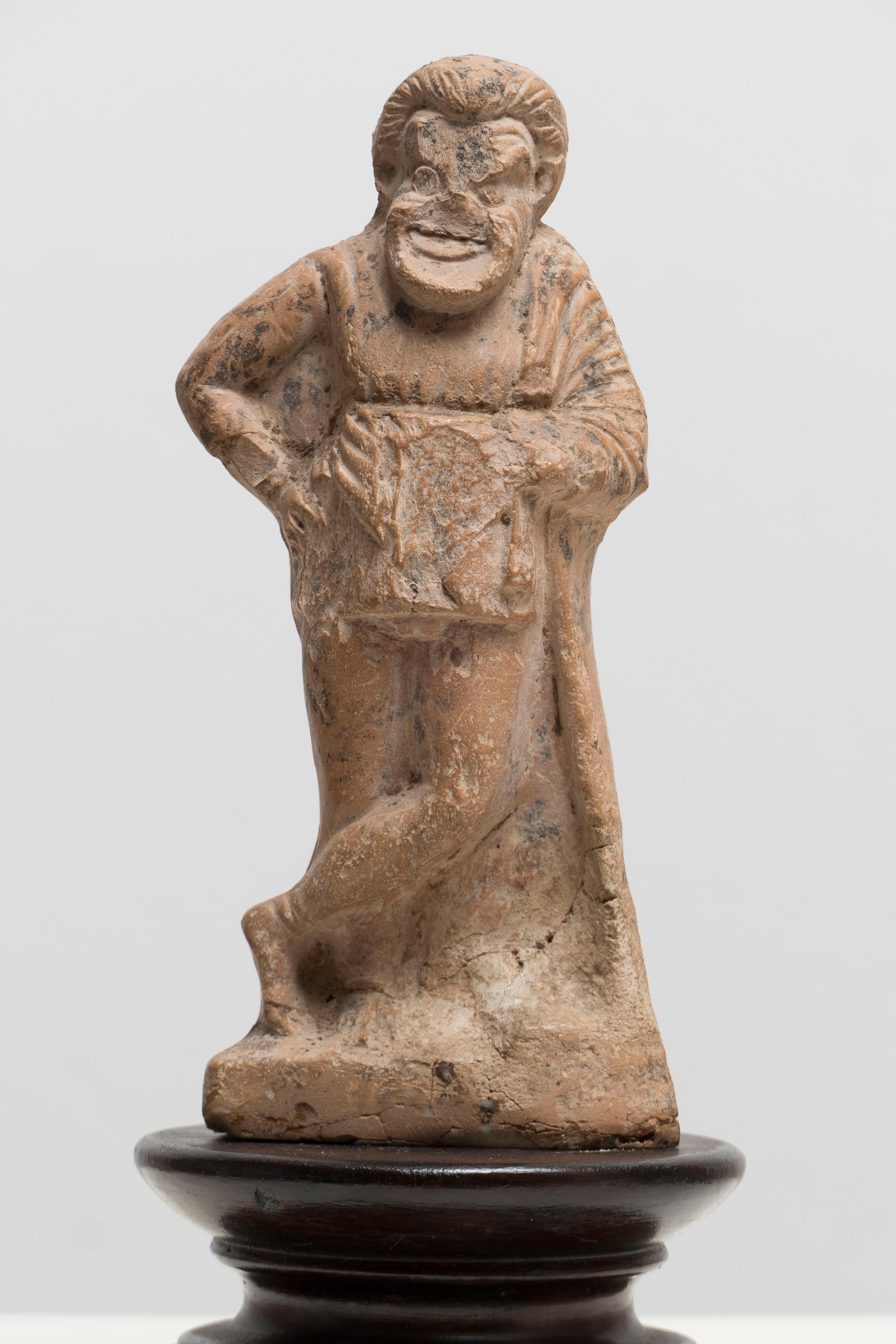 Figurine d'acteur comique en terre cuite de l'Antiquité grecque - Art de Unknown