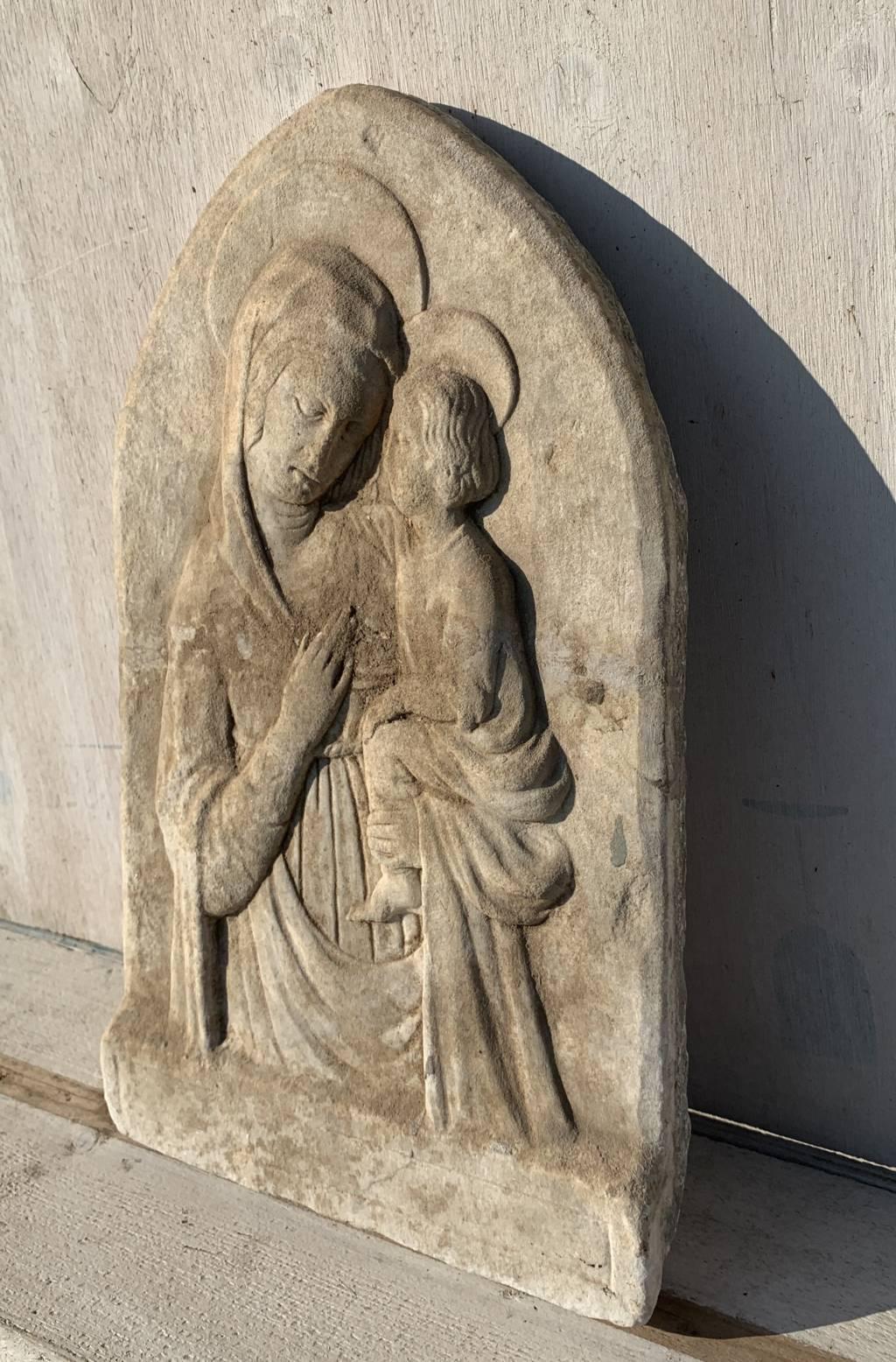 Scultura in bassorilievo in pietra - Madonna con Bambino. Italia, XVI secolo.

43 x 27 x 4.5 cm.

Interamente realizzato in pietra, presenta una riparazione al centro.

- La provenienza lecita della scultura è già stata verificata dal Comando