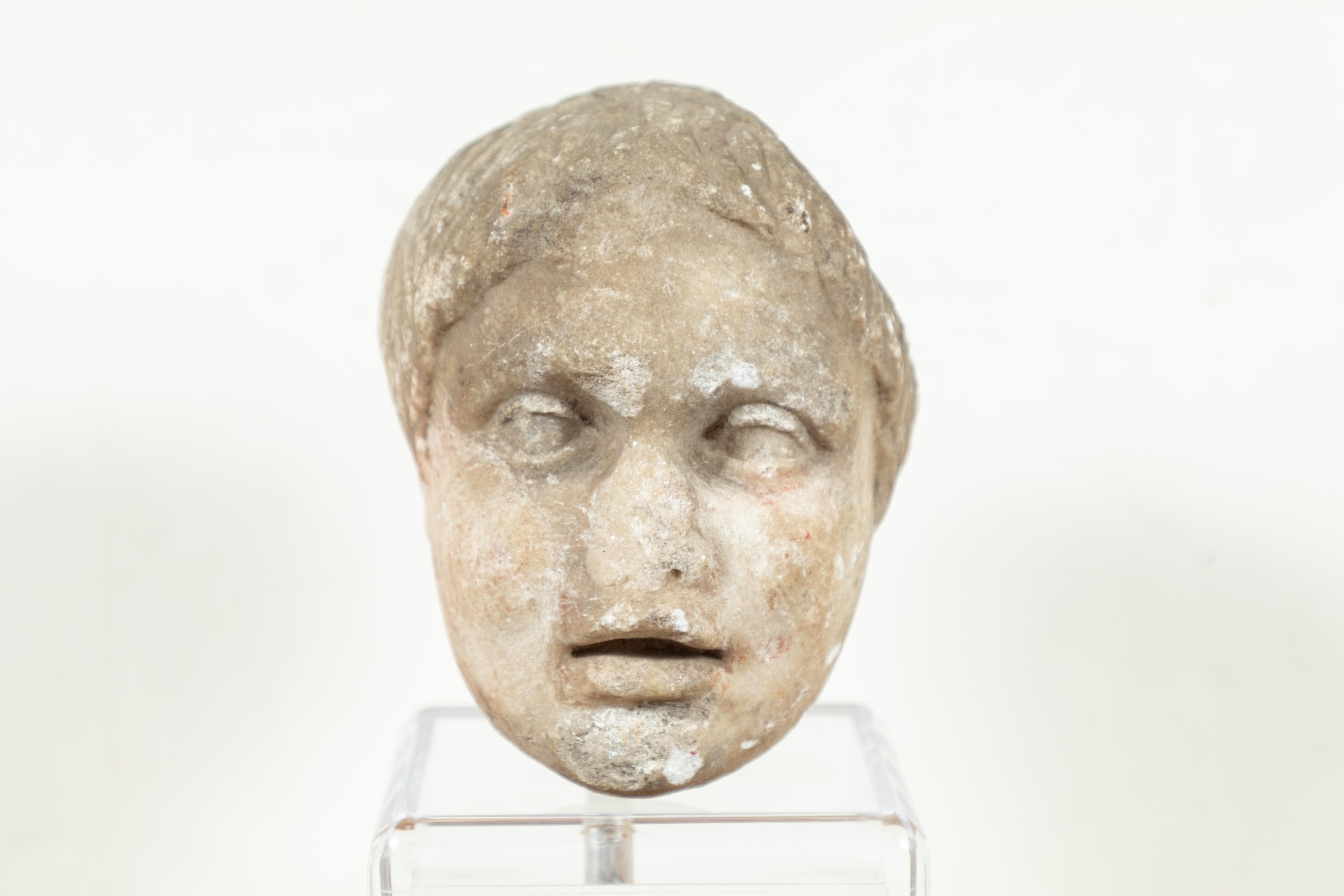 Antike, römische Marmorbüste eines Jungen (Beige), Figurative Sculpture, von Unknown