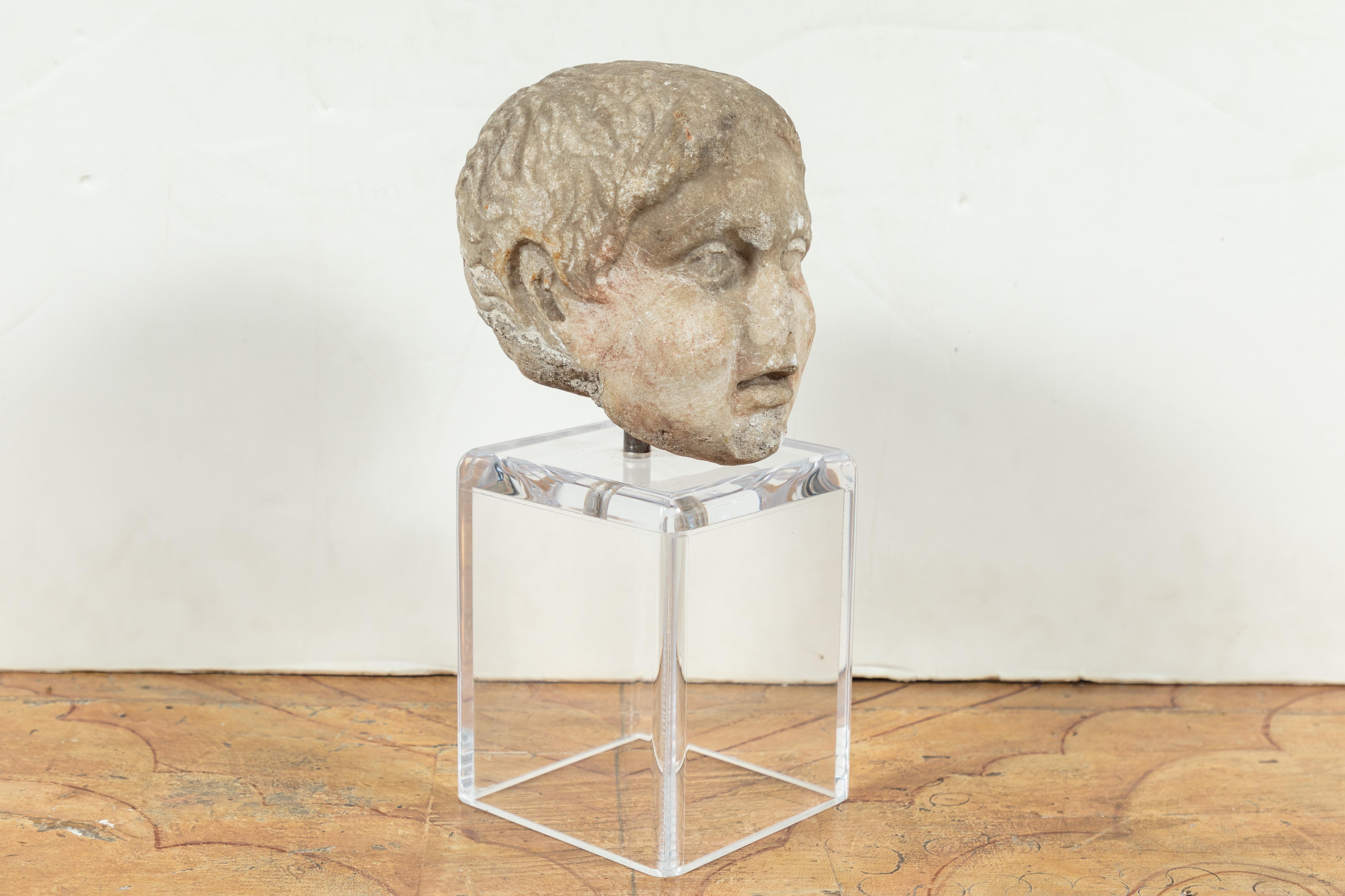 Antike, römische Marmorbüste eines Jungen im Angebot 1