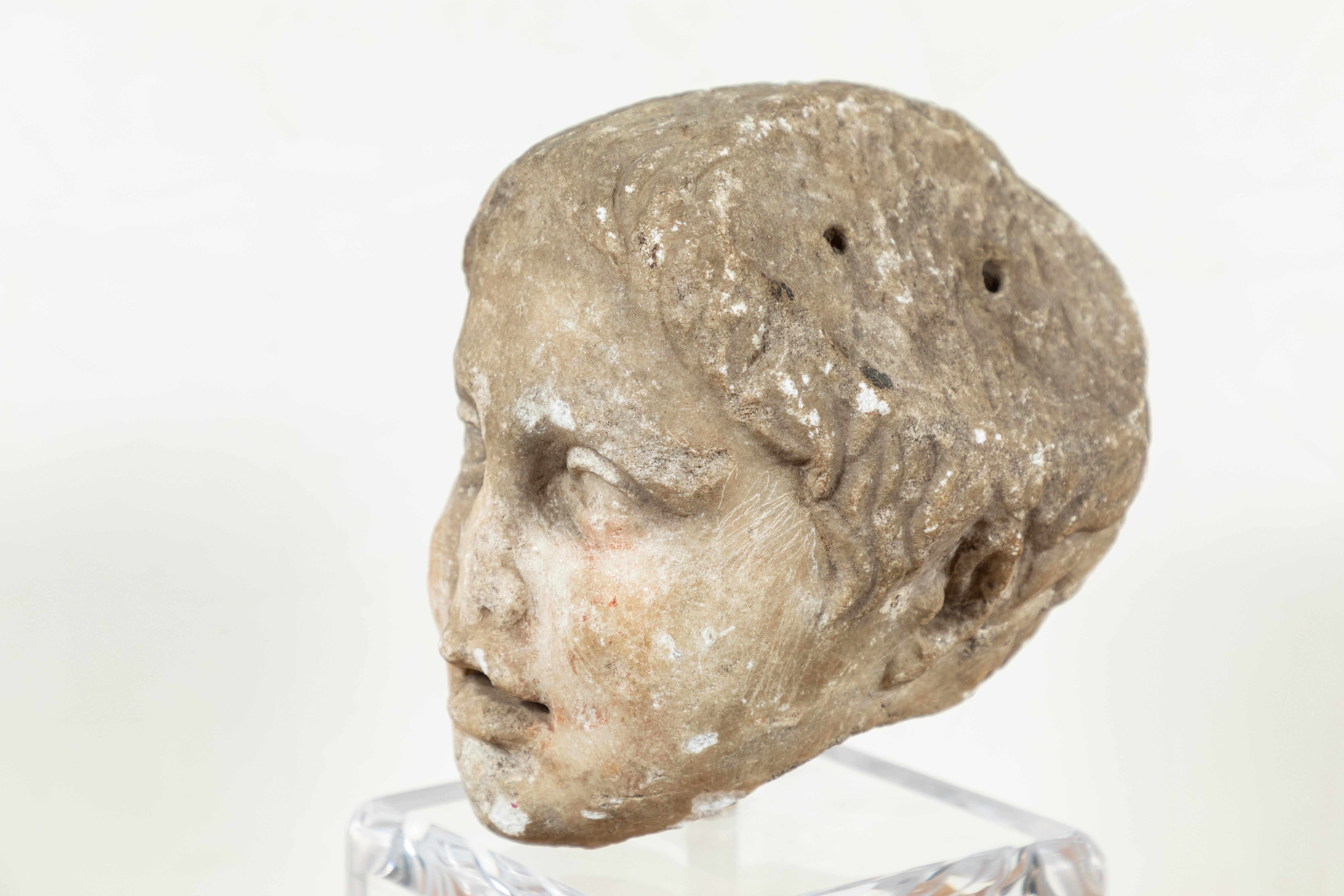 Antike, römische Marmorbüste eines Jungen im Angebot 5