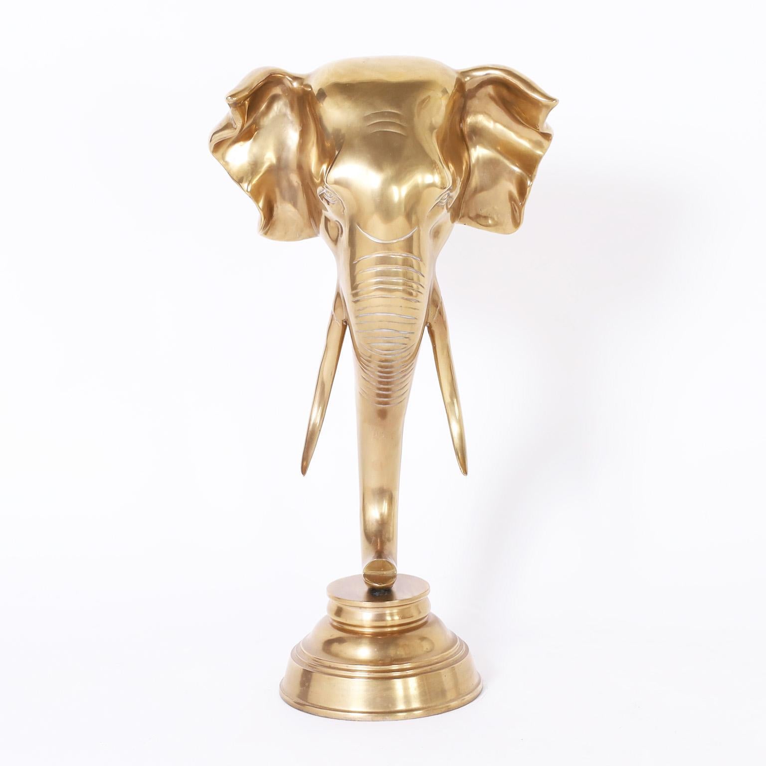 Sculpture anglo-indienne à tête d'éléphant en laiton moulé, présentée sur un socle en laiton tourné. Poli à la main et laqué pour un entretien facile.