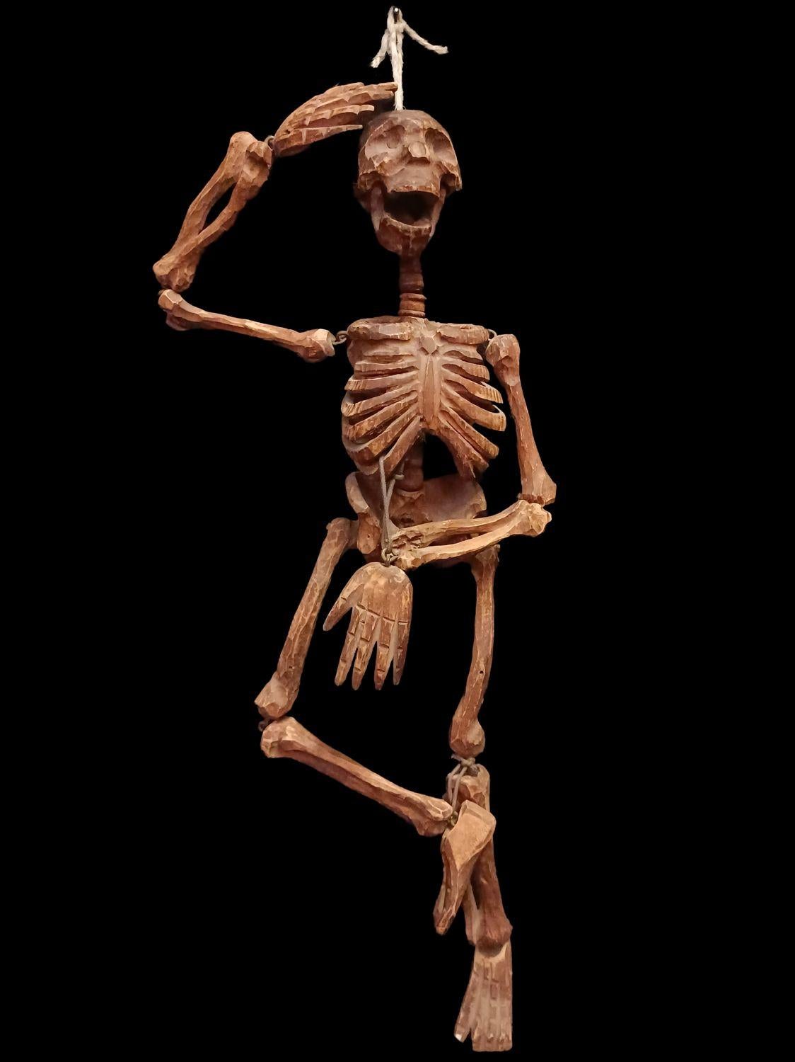 Vieja marioneta esqueleto - Figurative Sculpture Brown de Unknown