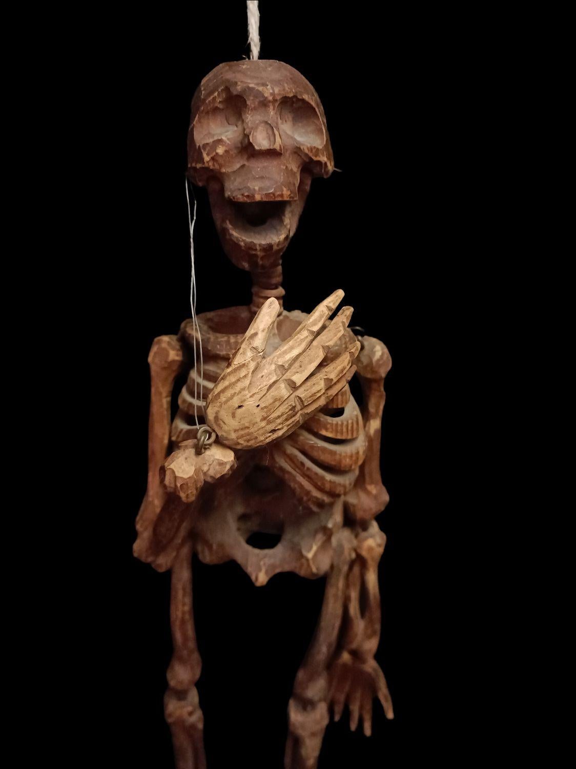 Una fascinante y rara marioneta de madera que representa un esqueleto, del siglo XIX y probablemente de origen europeo. Esta pieza está esculpida a mano con extraordinaria atención a los detalles anatómicos, lo que le confiere un aspecto realista a
