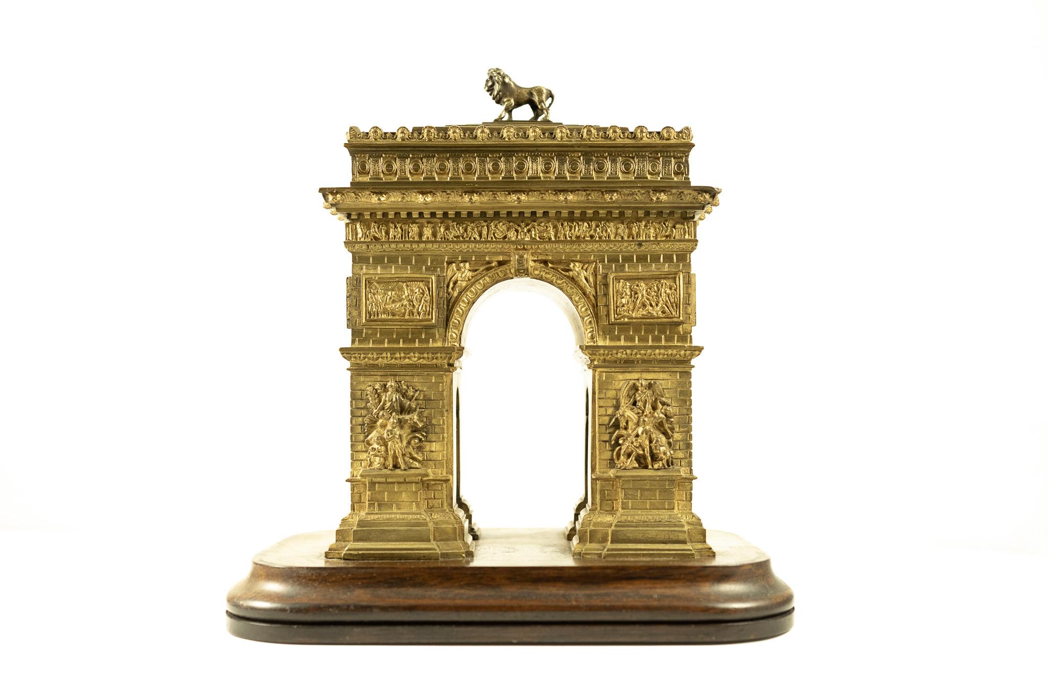 Antike Arc de Triomphe-Bronze-Skulptur mit Vergleich – Sculpture von Unknown