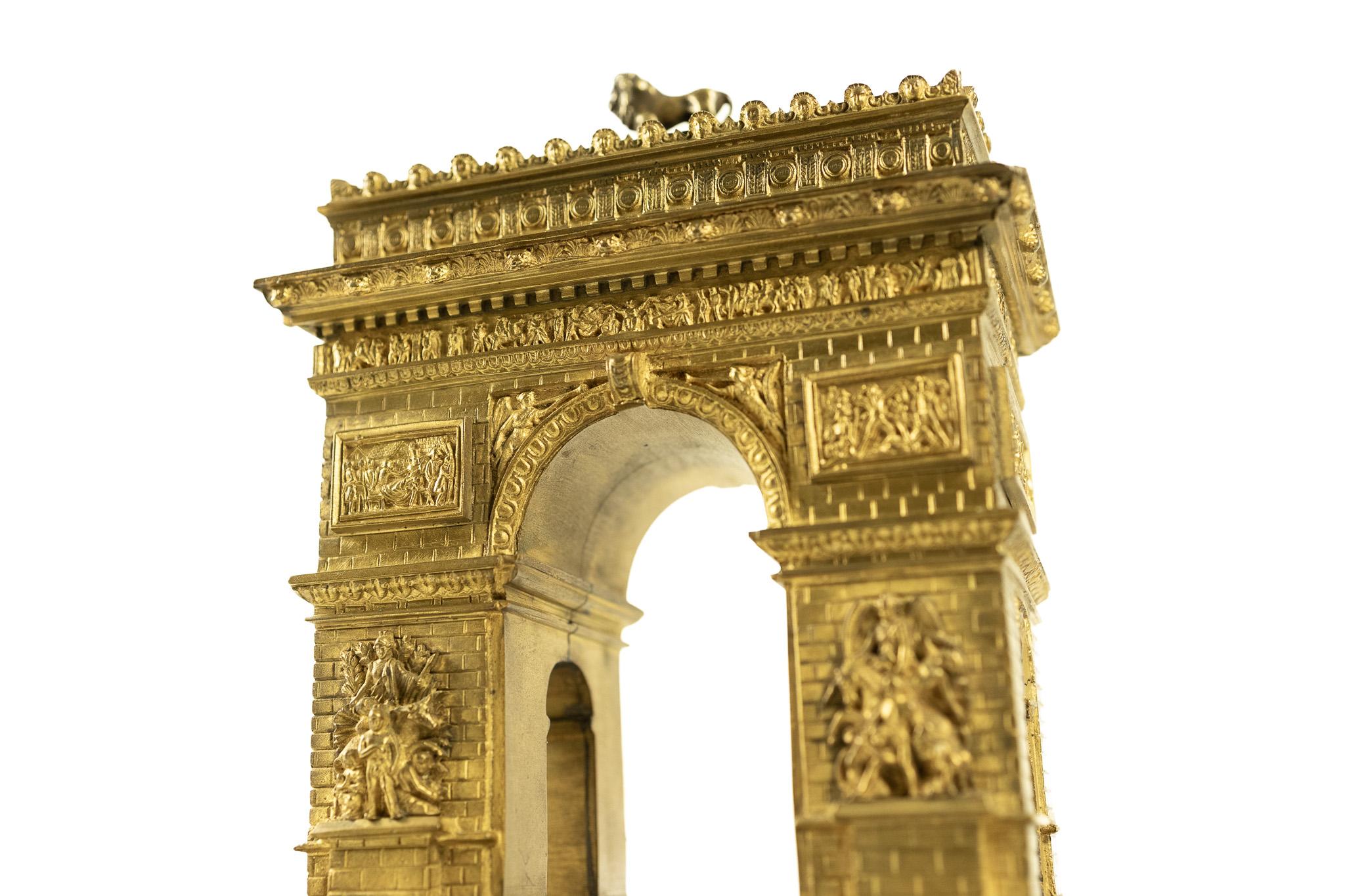 Diese Bronzeskulptur stellt den berühmten Arc de Triomphe in Paris, Frankreich, dar. Er hat einen Holzsockel und ein mit grünem Filz ausgekleidetes Ablagefach auf der Oberseite. Es ist ein schönes Stück, das Ihr Büro oder Ihren Kaminsims schmückt.