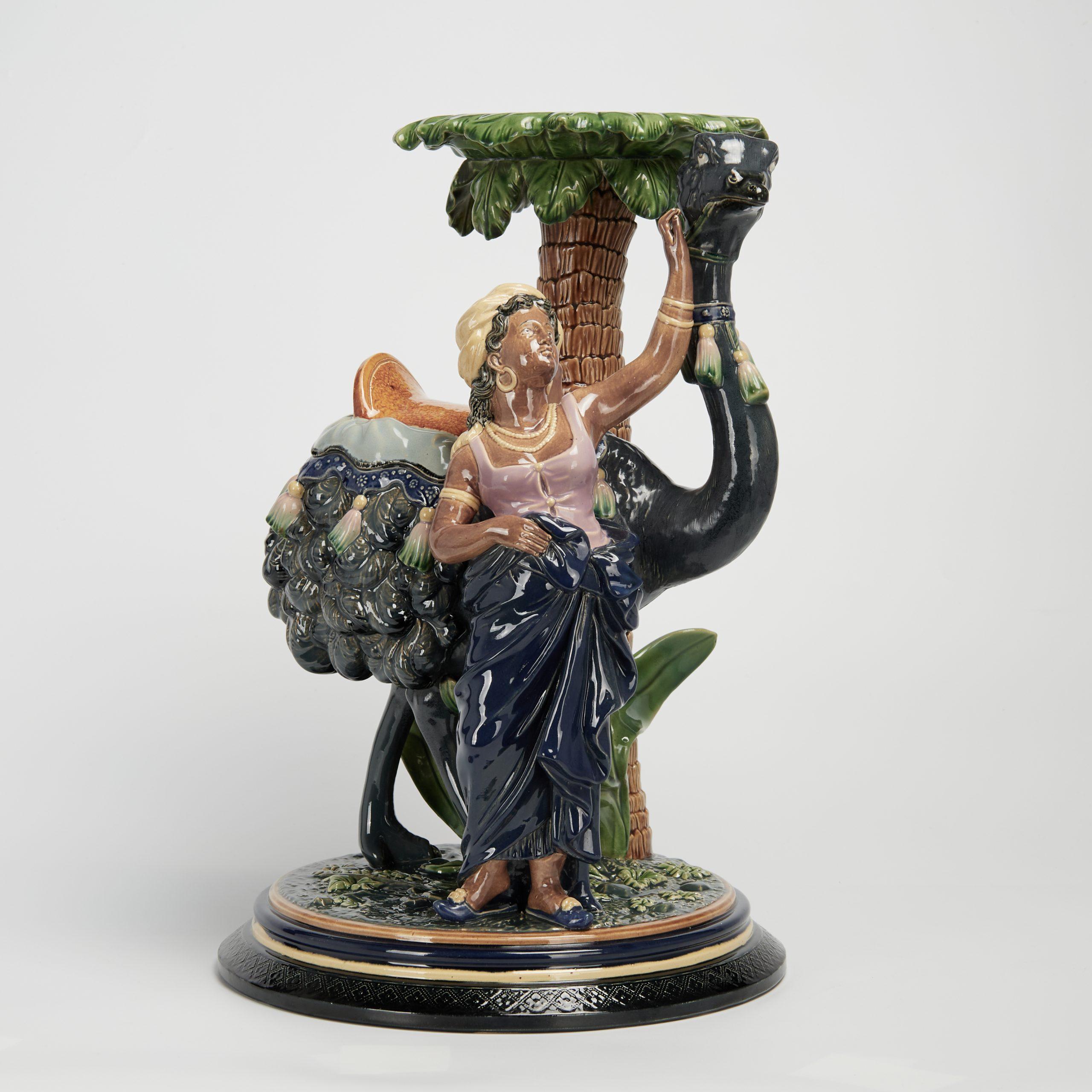 Antico piedistallo in maiolica orientalista austriaco di Gerbing & Stephens - Sculpture di Unknown